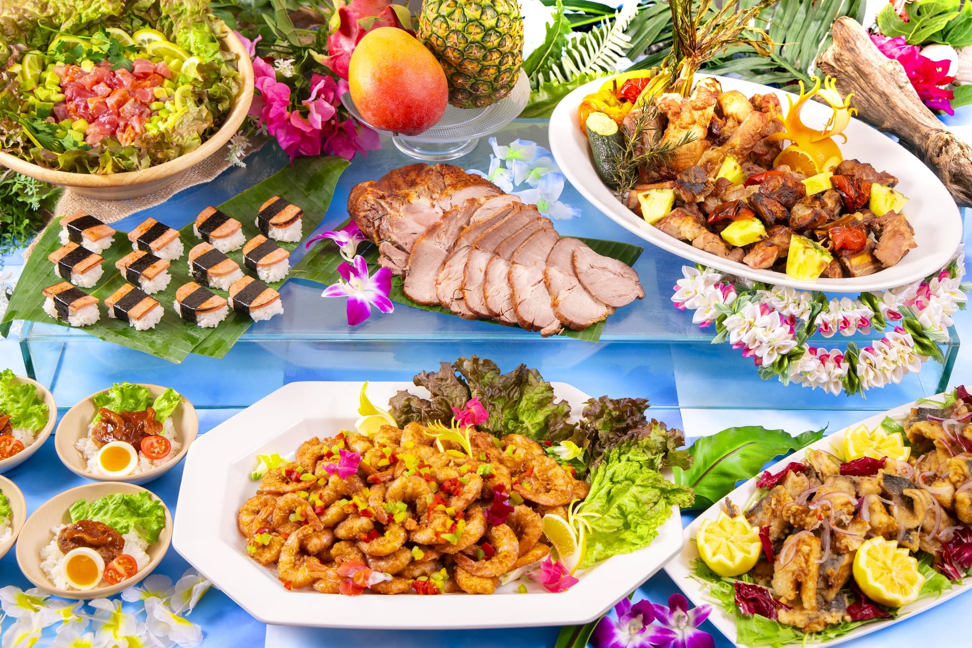 夕朝ビュッフェでは、名物の小涌園ラーメンやジャンボ海老フライなどメニュー満載。7～8月限定ハワイアングルメフェアも