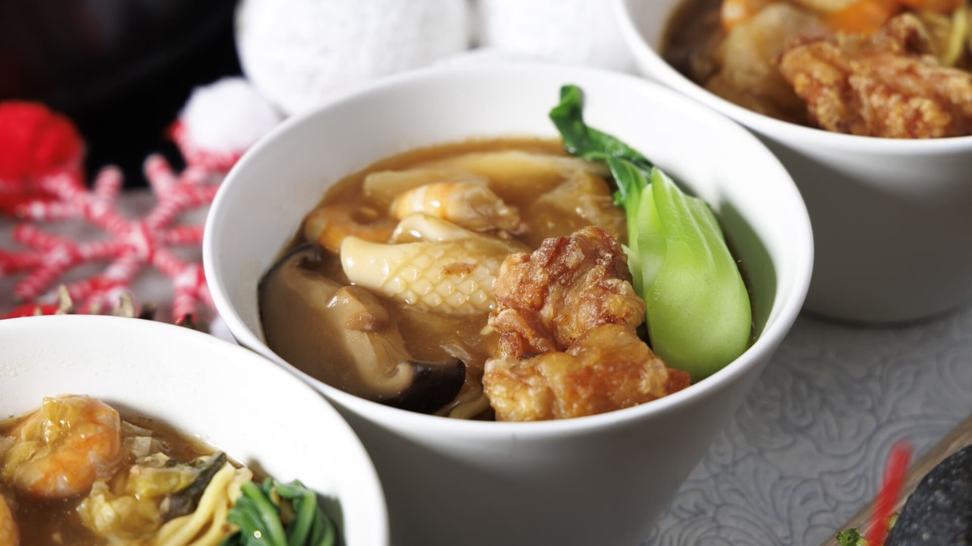 夕朝ビュッフェでは、名物の小涌園ラーメンやジャンボ海老フライなどメニュー満載。7～8月限定ハワイアングルメフェアも