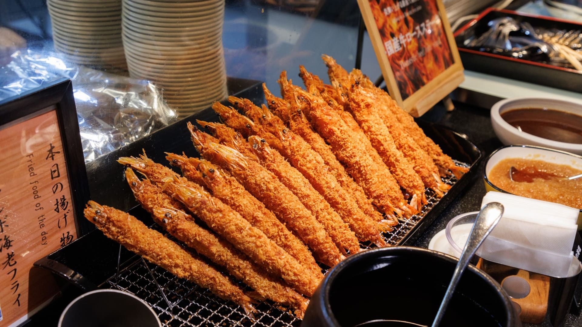 夕朝ビュッフェでは、名物の小涌園ラーメンやジャンボ海老フライなどメニュー満載。7～8月限定ハワイアングルメフェアも