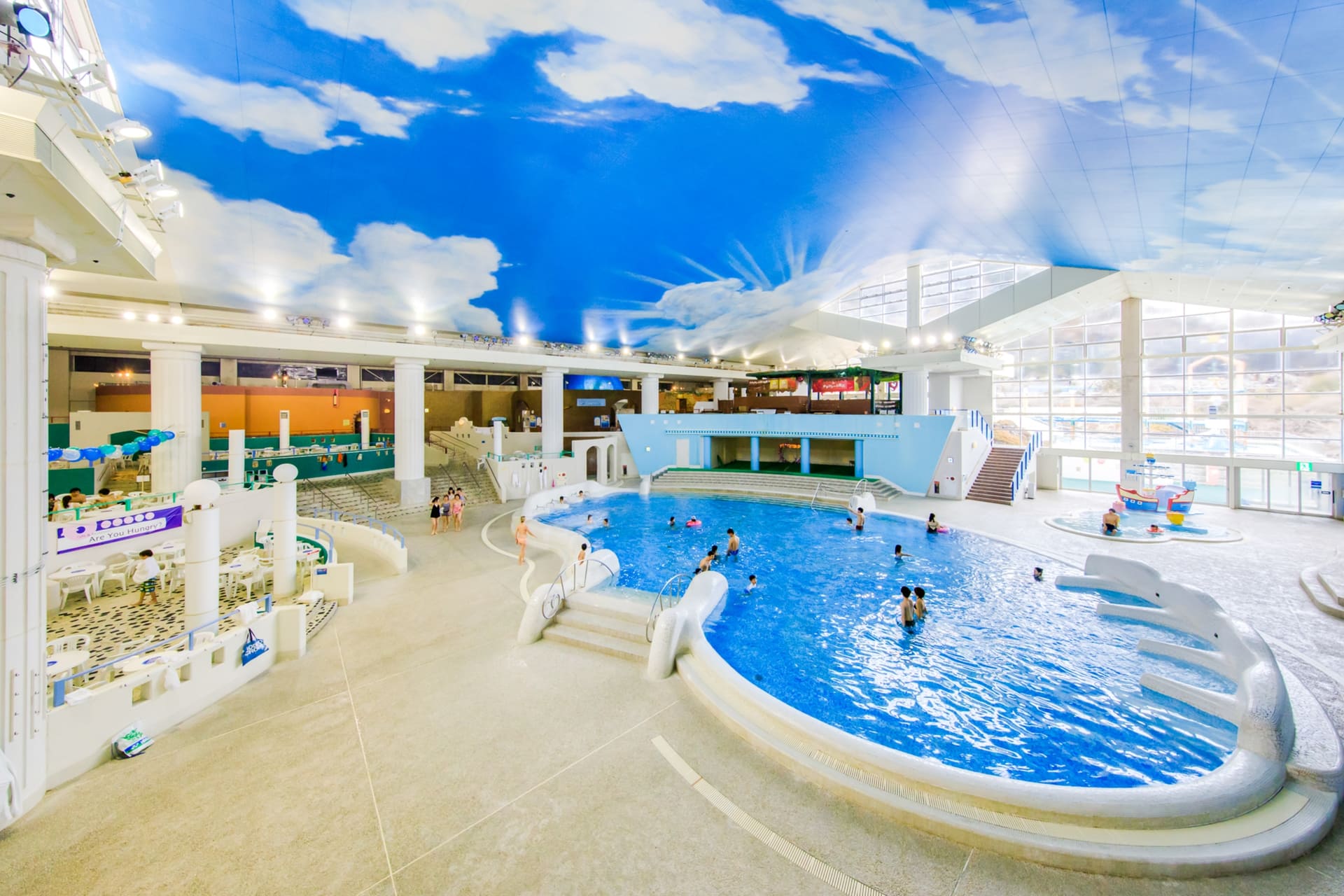 日帰りレジャー施設「ユネッサン」と「森の湯」は箱根ホテル小涌園に隣接。広々とした休憩スペースも