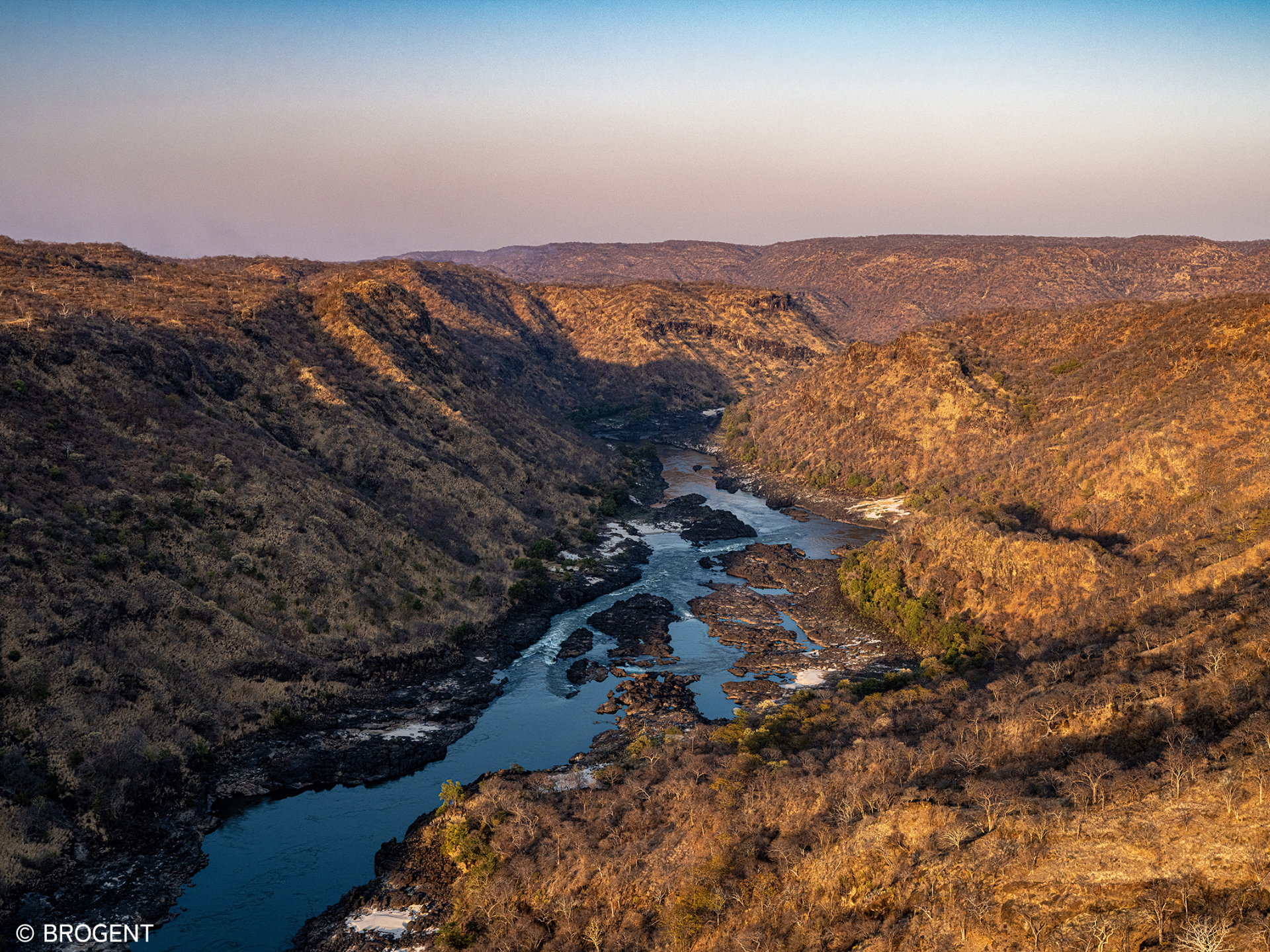 巨大なドーム型の8K LEDスクリーンが視界全体に広がり、青い海、神秘的な熱帯雨林、広大な草原や砂漠など地球上の絶景を飛びまわるようなリアリティを味わえる