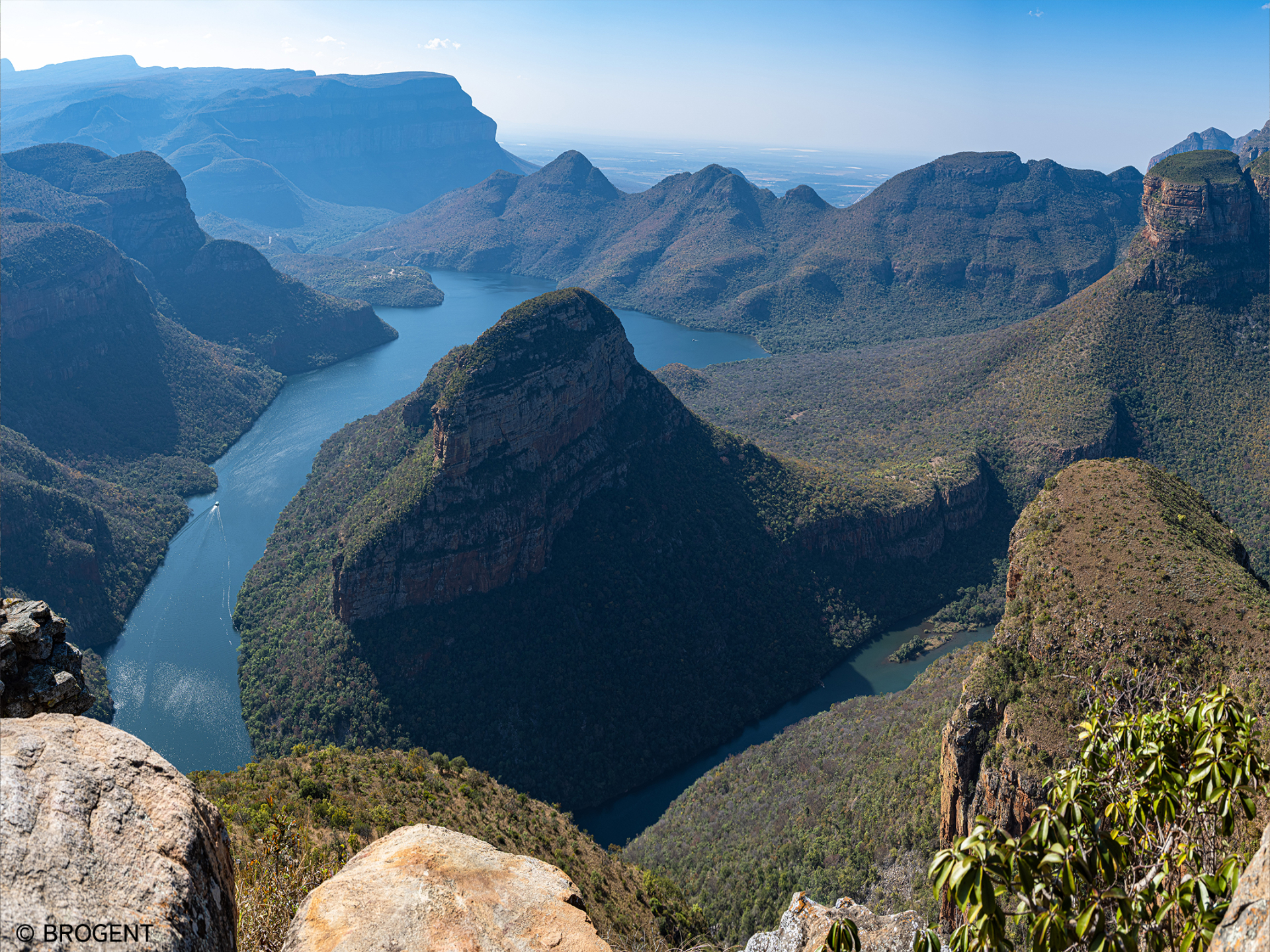 巨大なドーム型の8K LEDスクリーンが視界全体に広がり、青い海、神秘的な熱帯雨林、広大な草原や砂漠など地球上の絶景を飛びまわるようなリアリティを味わえる