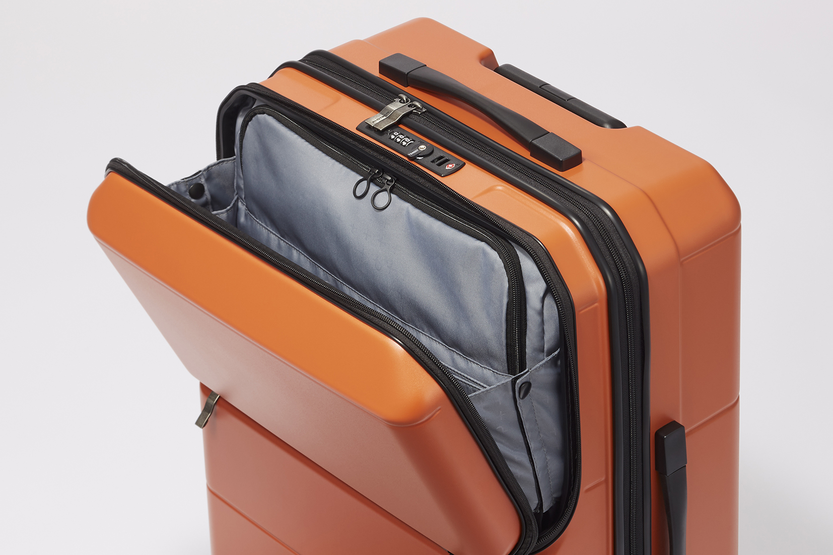 立てた状態で開閉できるフロントポケット