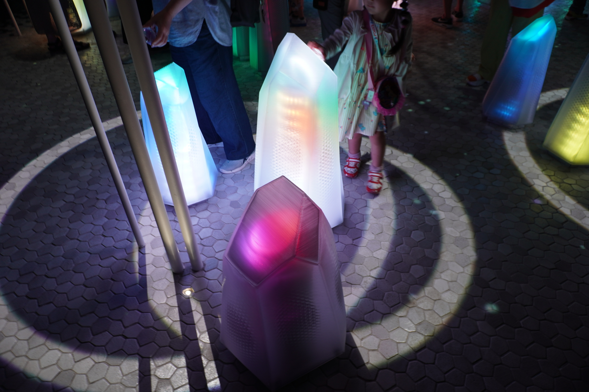 さまざまな色の岩があり、大人の参加者たちも夢中になって光を集めていた