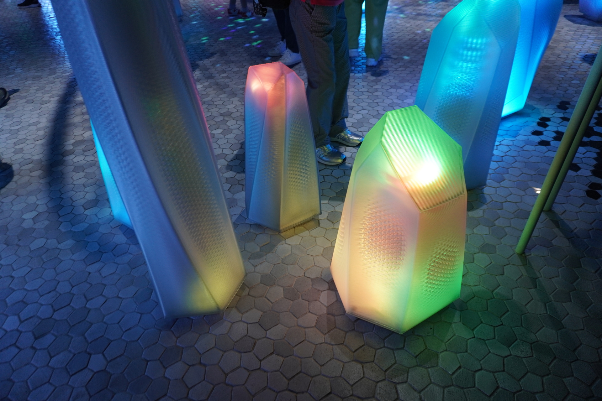 さまざまな色の岩があり、大人の参加者たちも夢中になって光を集めていた