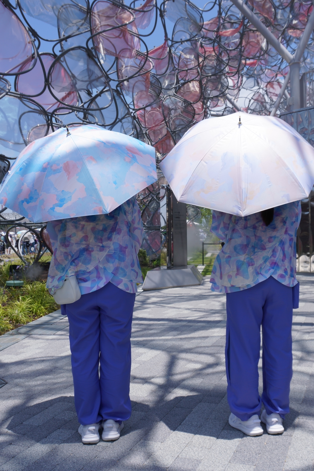 おそろいのデザインの日傘も貸し出している。ただし完全予約制なので、外で待つ時間は短い