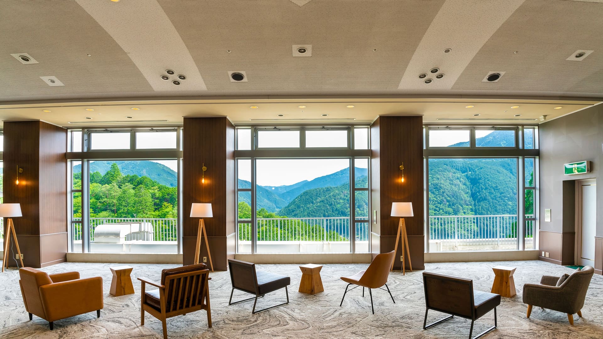 旧「大江戸温泉物語Premium 下呂新館」が「TAOYA下呂」にリブランドオープン。南飛騨の山河に囲まれ、館内のいたるところから眺望を楽しめる