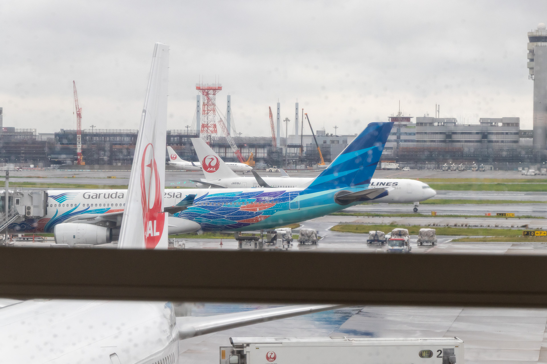 遠くからでもかなり目立っていた創立74周年記念の特別塗装機