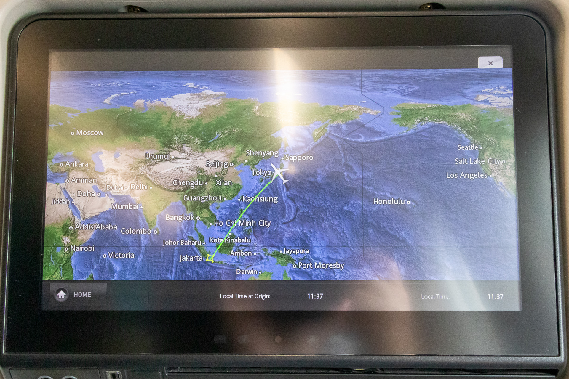 ジャカルタまでは約5800kmの道のり。ほぼ満席で出発