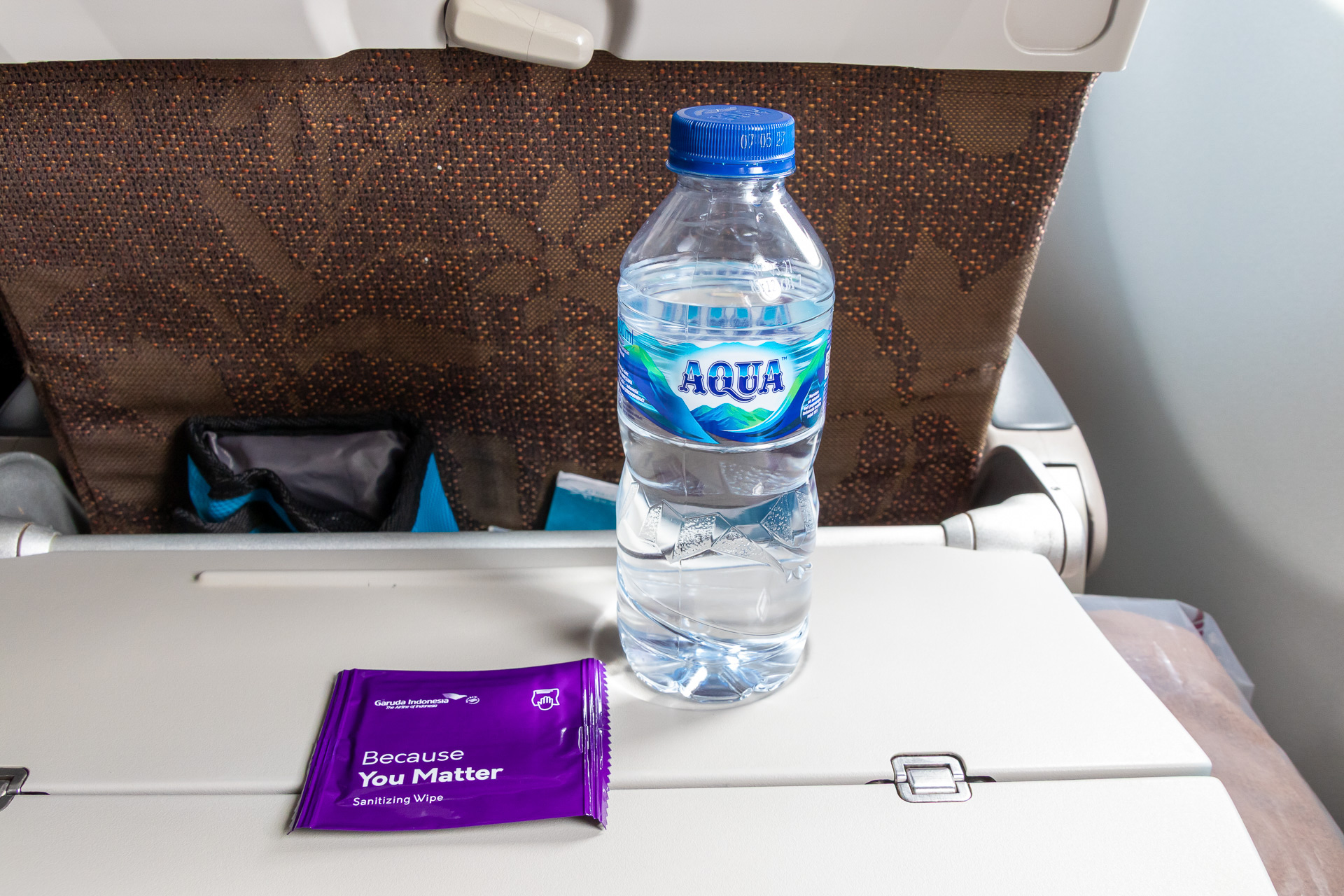 最初のサービスはミネラルウォーターとお手拭き