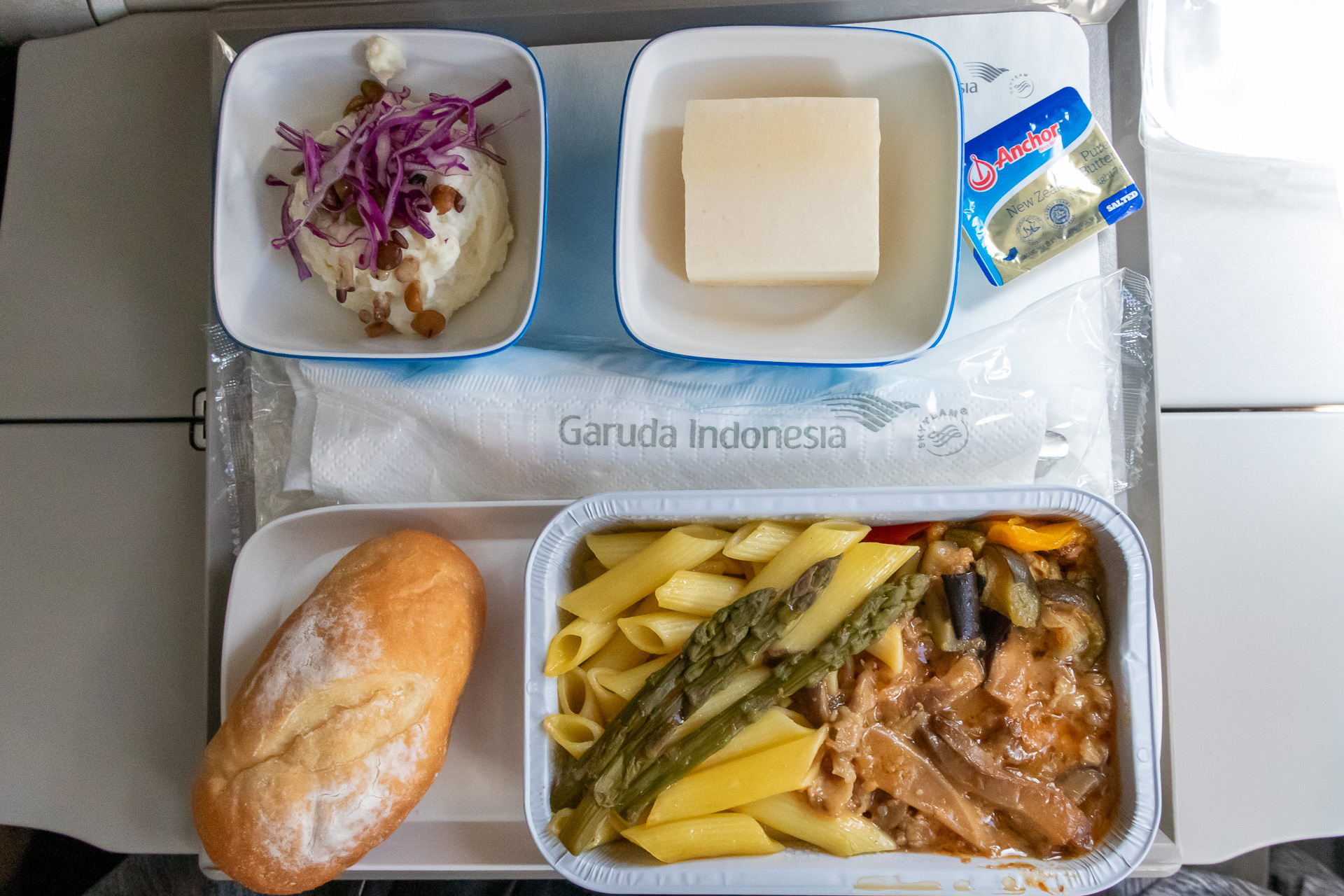 機内食はパスタの洋食をチョイス。美味しくてもちろん完食