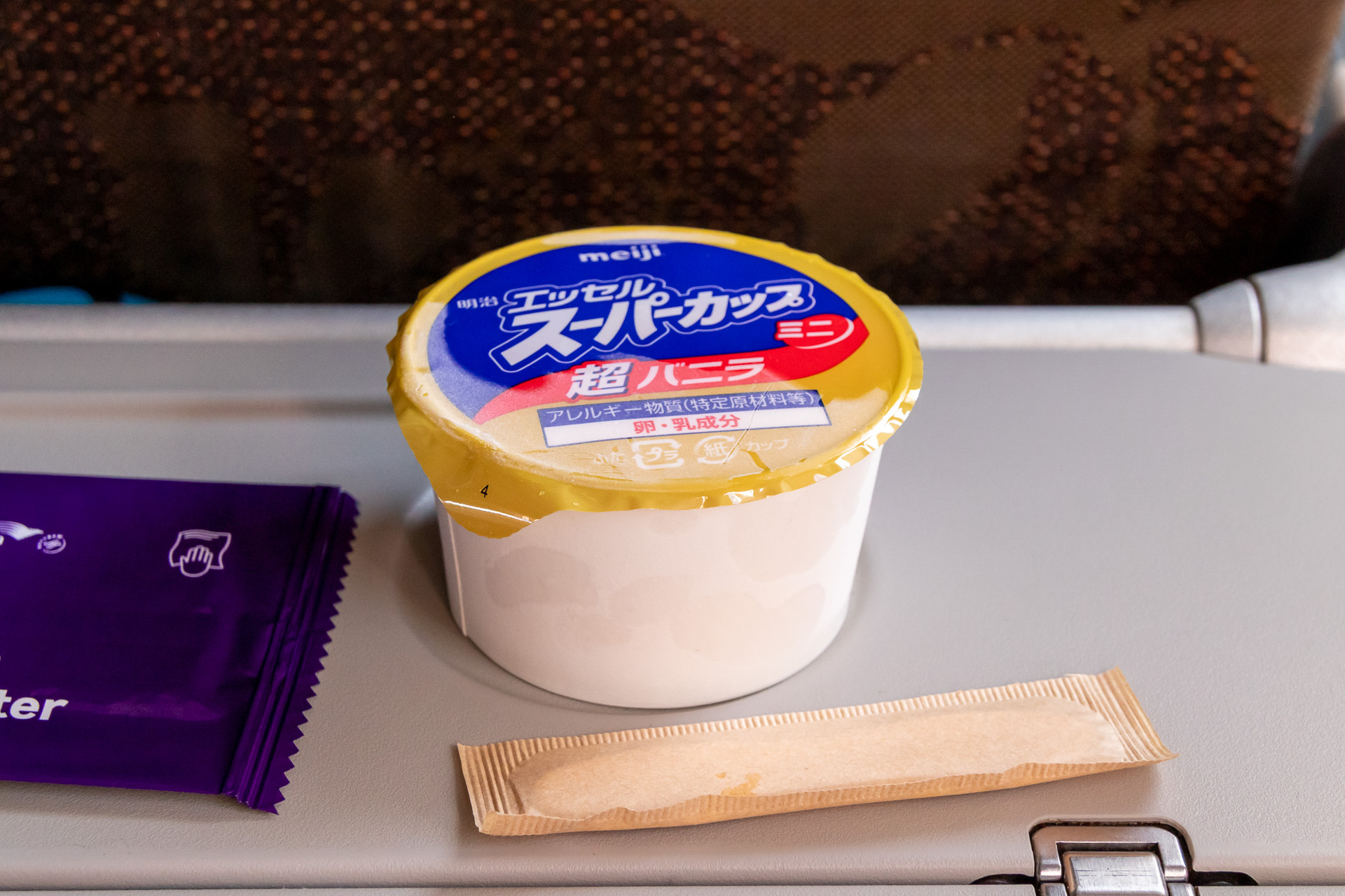 食後にはアイスも提供された。機内で食べるアイスがひときわ美味しく感じるのはなぜだろう