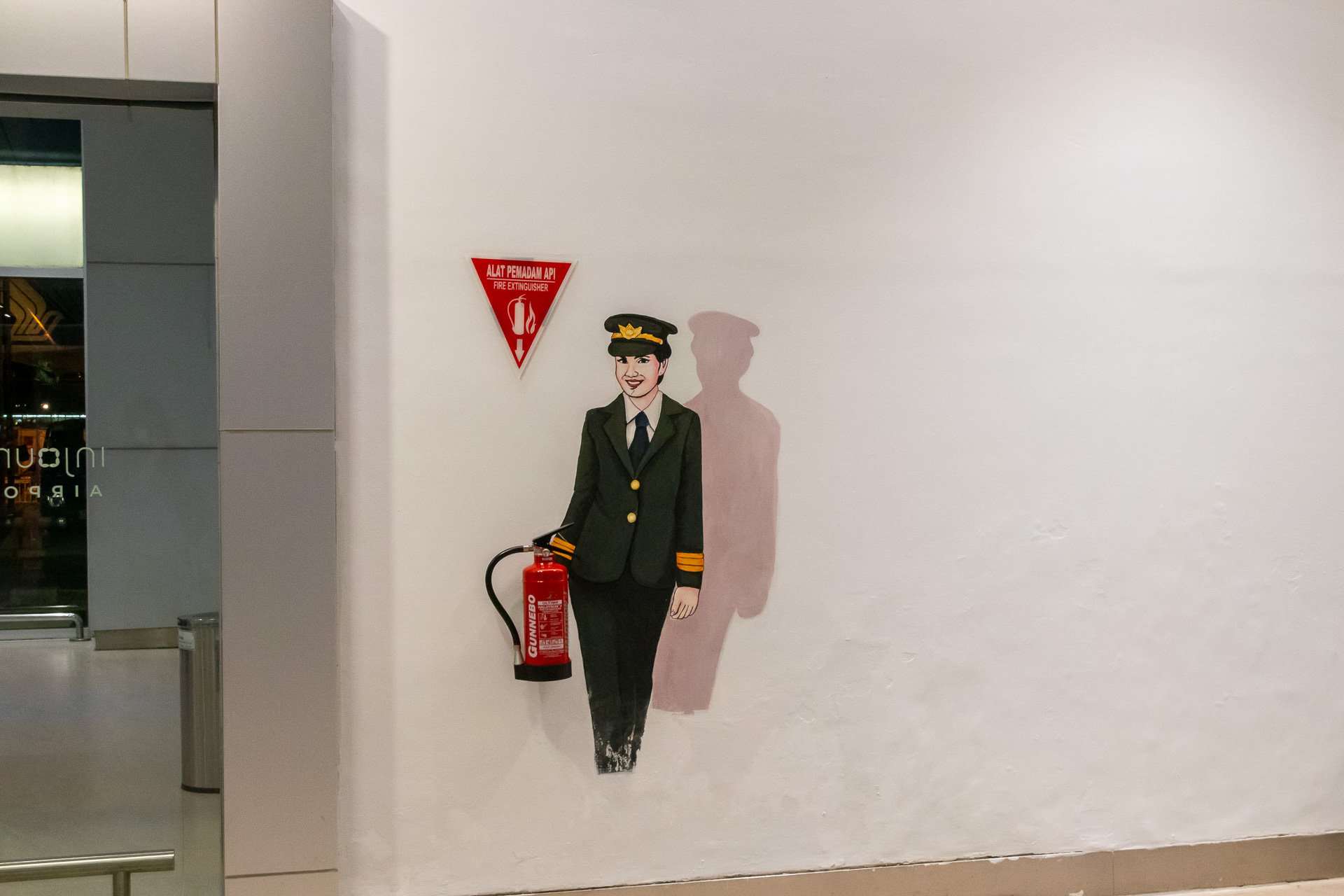 消火器の設置場所にはアートが描かれており、思わずほっこりする