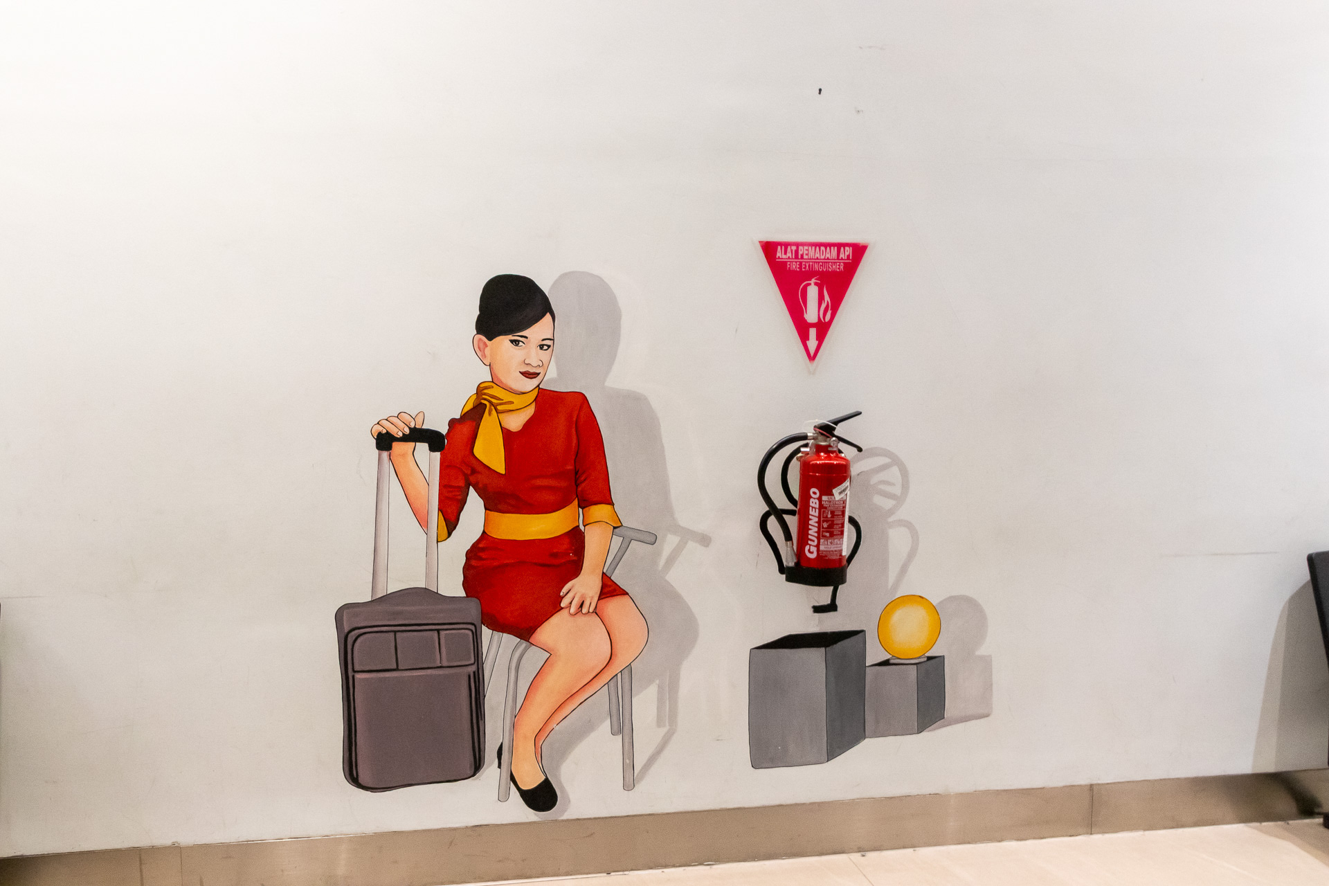 消火器の設置場所にはアートが描かれており、思わずほっこりする