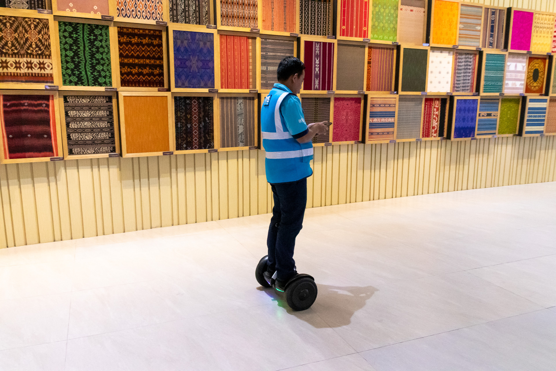 広いのでバランススクーターを使って移動する空港スタッフ