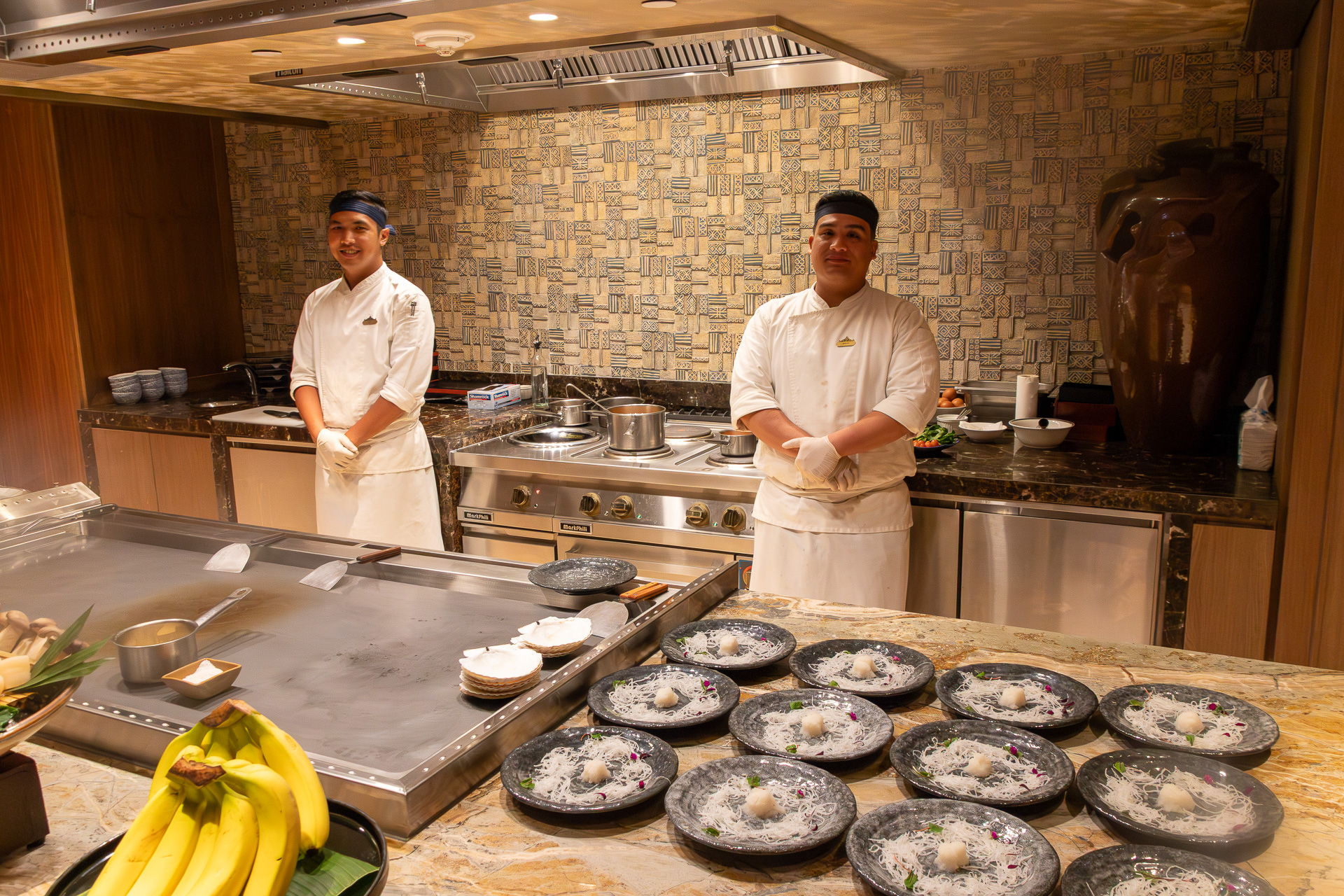 プライベートダイニングルームでは腕利きのシェフが目の前で調理してくれる