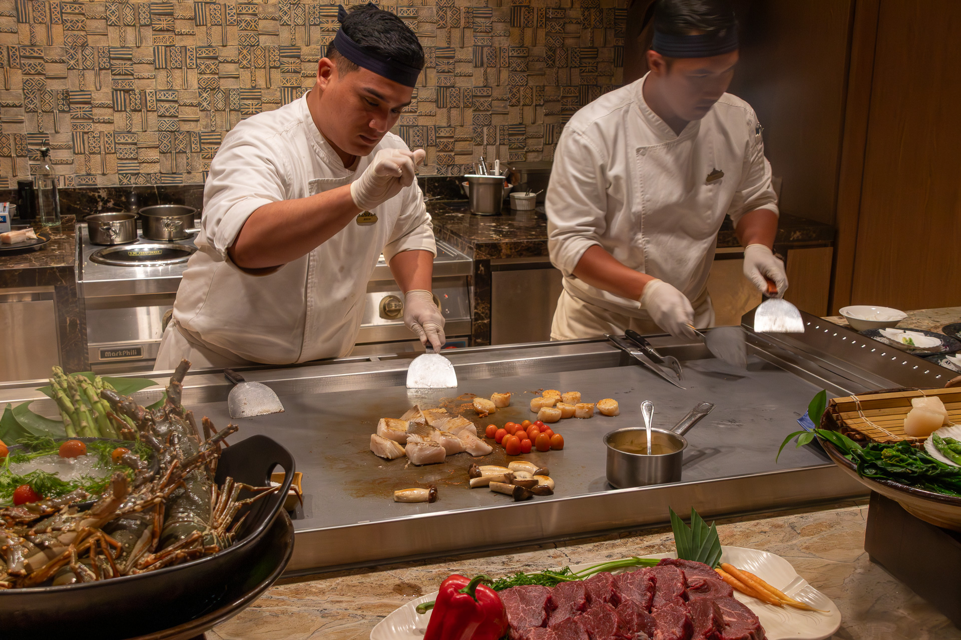 プライベートダイニングルームでは腕利きのシェフが目の前で調理してくれる