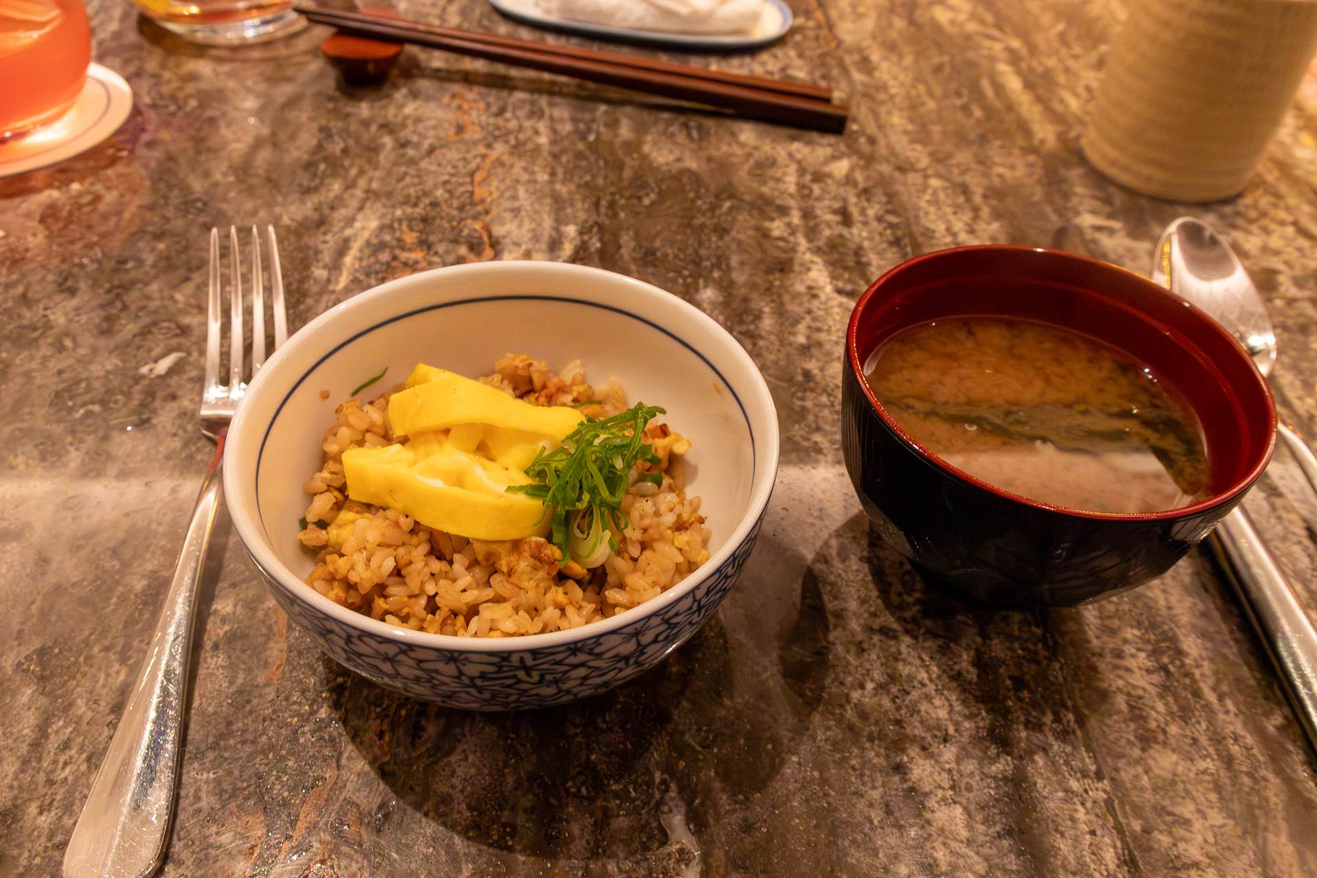 じんわりと広がるアサリ出汁と炊き込みご飯の旨さに感服