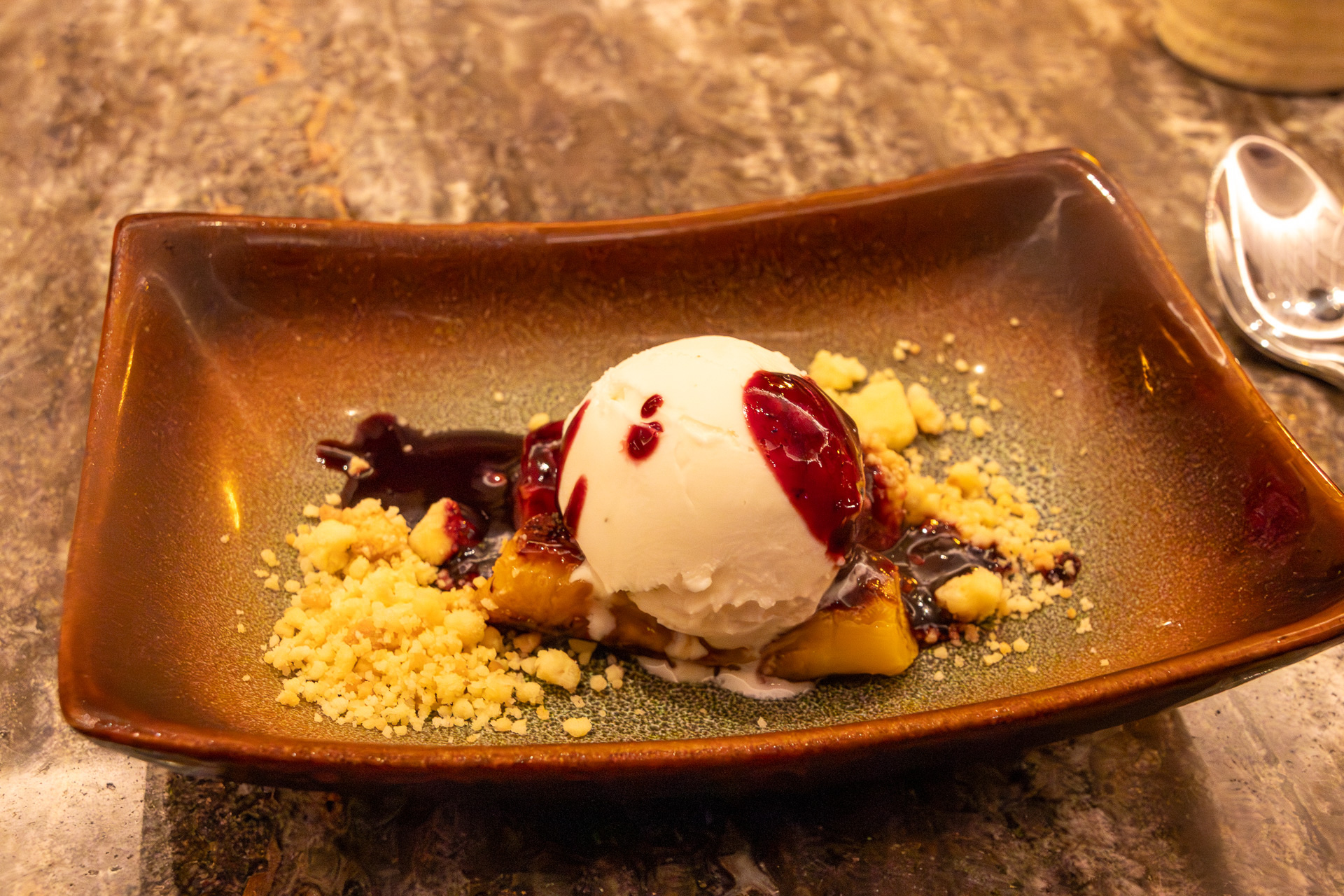 デザートはフランベしたバナナとアイスクリーム