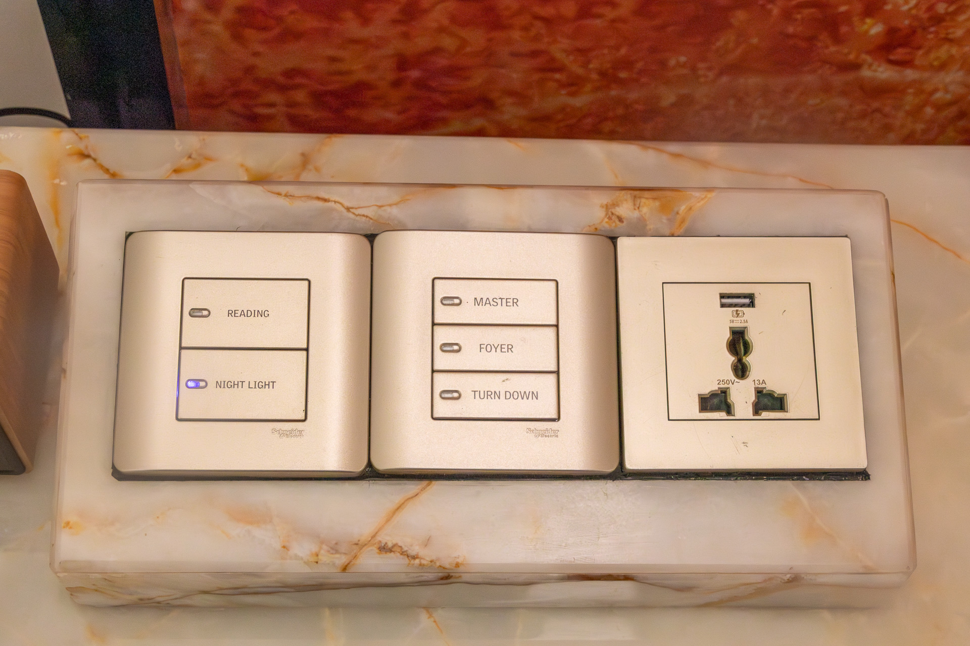 ユニバーサル使用のコンセントとType-CもあるUSB電源