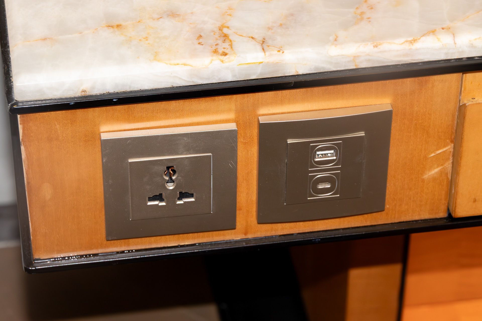 ユニバーサル使用のコンセントとType-CもあるUSB電源