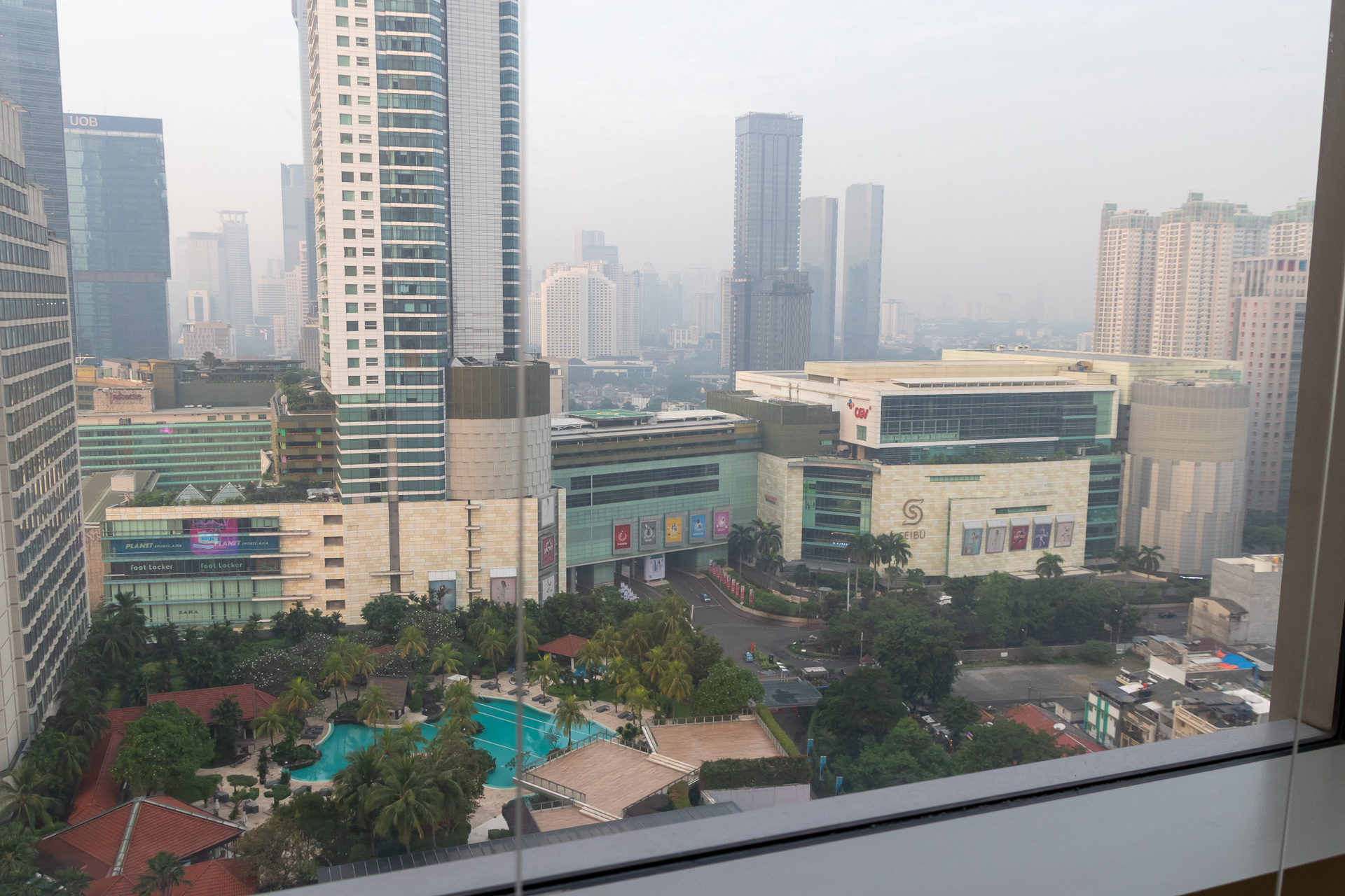 翌日、電動カーテンを開けた先に広がる光景。大都会ですな