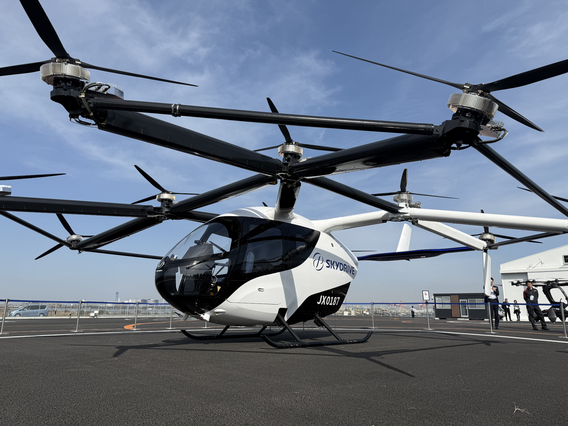 SkyDriveが万博会場で「空飛ぶクルマ」のデモフライトを実施