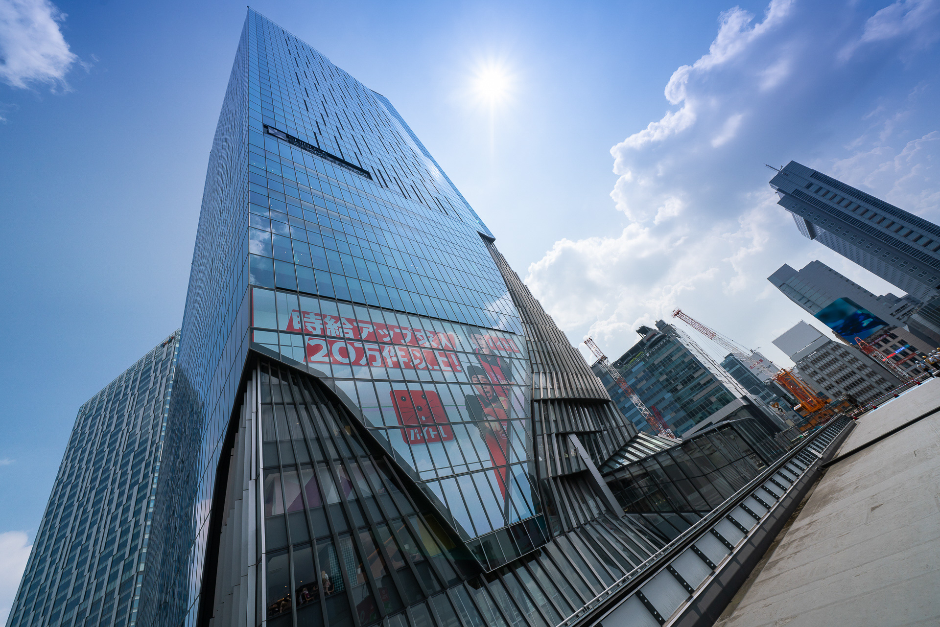 まだ工事中の渋谷駅東西をつなぐ歩行者デッキ「東口4階スカイウェイ（仮称）」予定地からの眺望が公開された。「渋谷スクランブルスクエア第I期（東棟）」が間近に見える