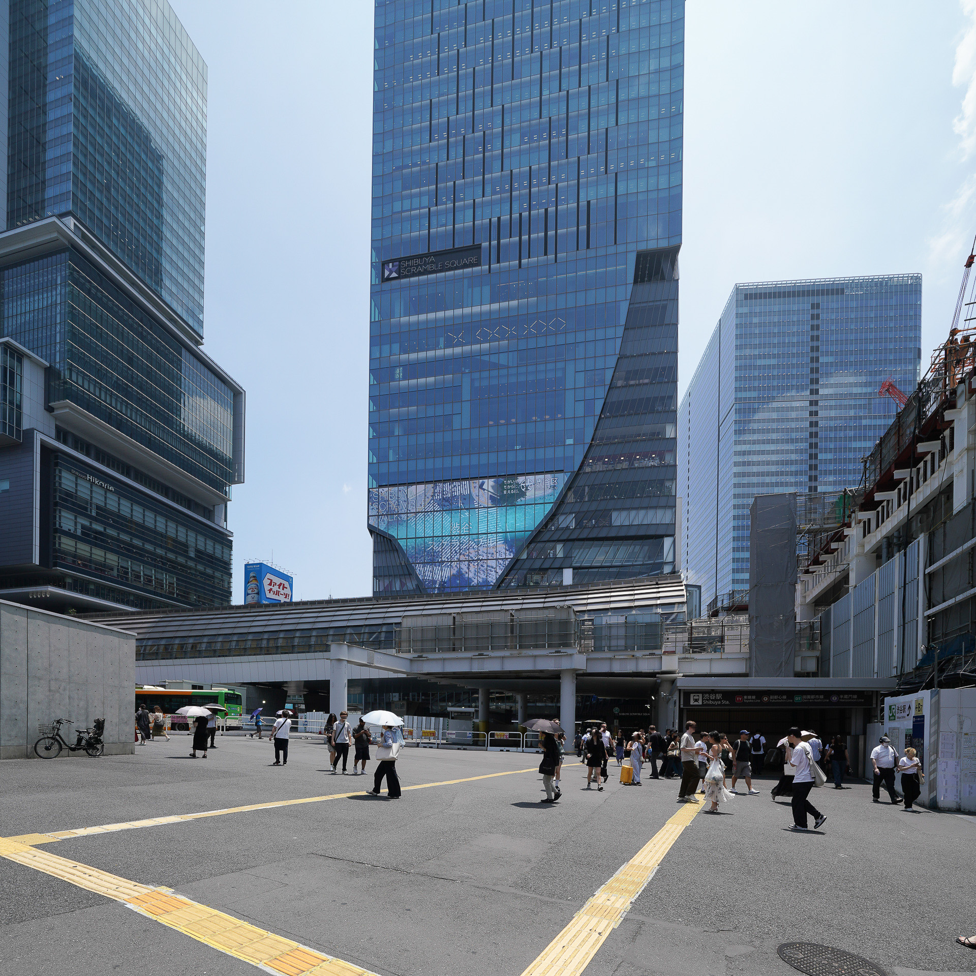 渋谷駅宮益坂口の東口広場。今回眺望が公開された「東口4階スカイウェイ」予定地と「渋谷スクランブルスクエア第I期（東棟）」が見える