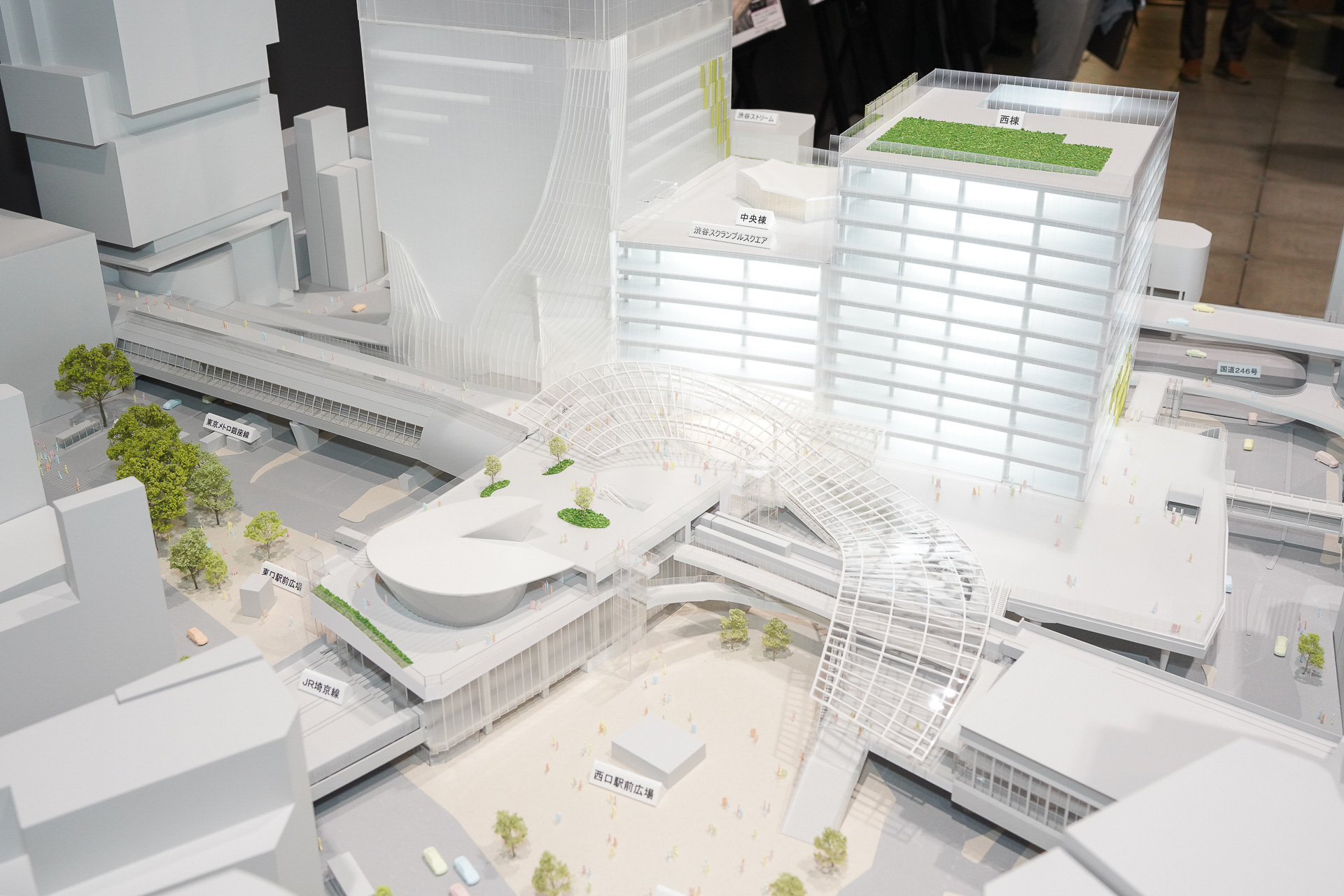 西口駅前広場の完成予想模型。左の奥に続くデッキが「東口4階スカイウェイ」