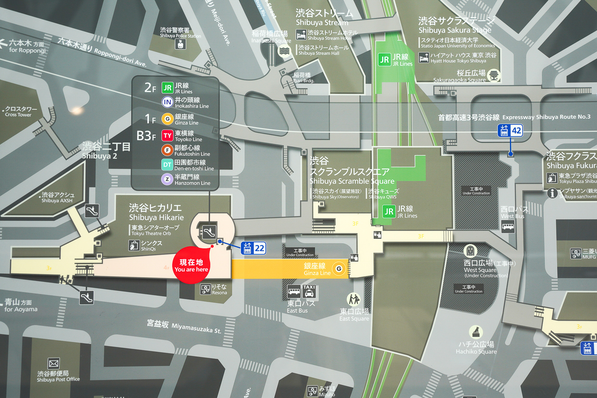 現在の渋谷駅周辺案内図。「現在地」から右方向の銀座線上に「東口4階スカイウェイ」が伸びる予定