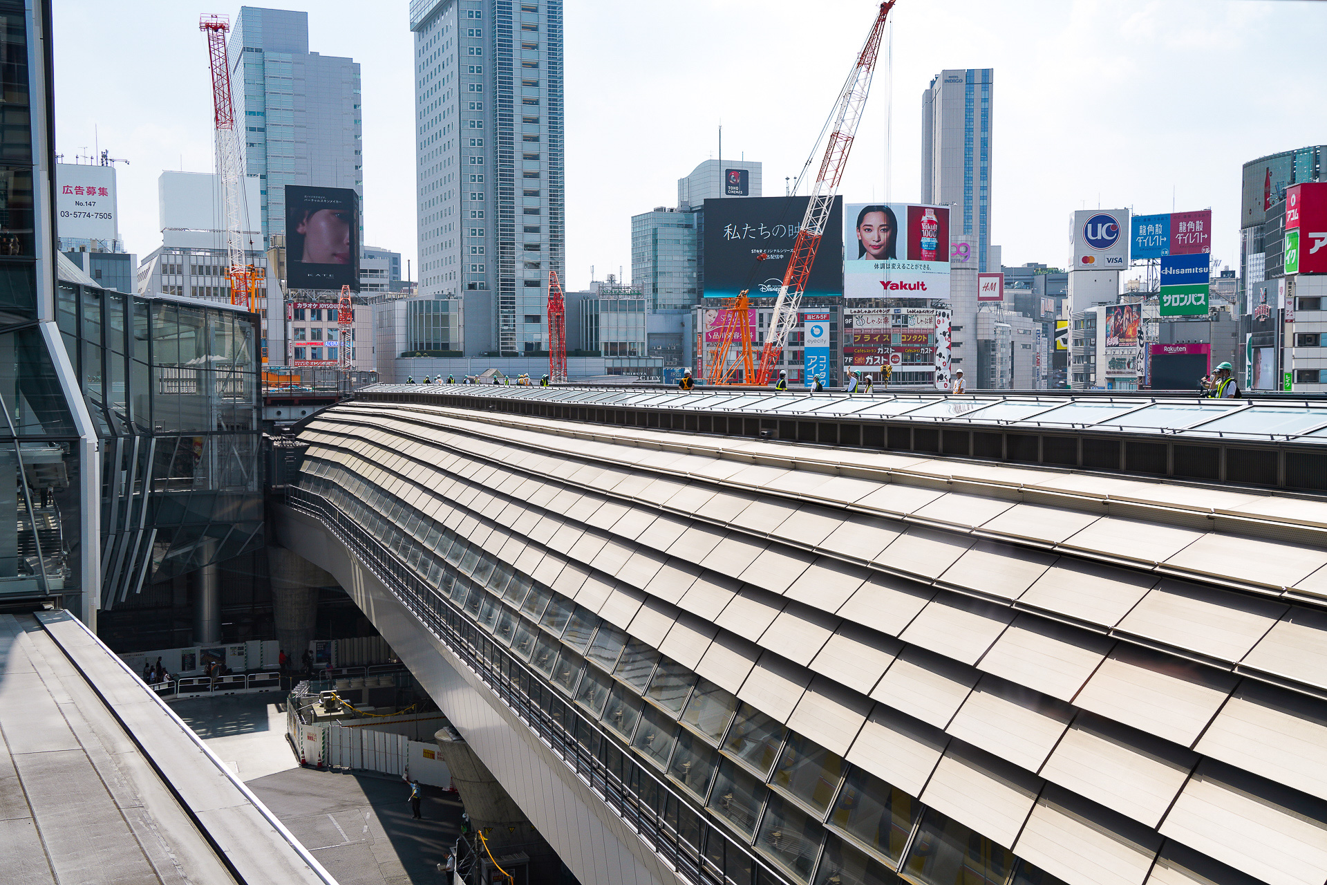 「東口4階スカイウェイ」予定地を「渋谷ヒカリエ」デッキ4階から見たところ。下は東京メトロ銀座線