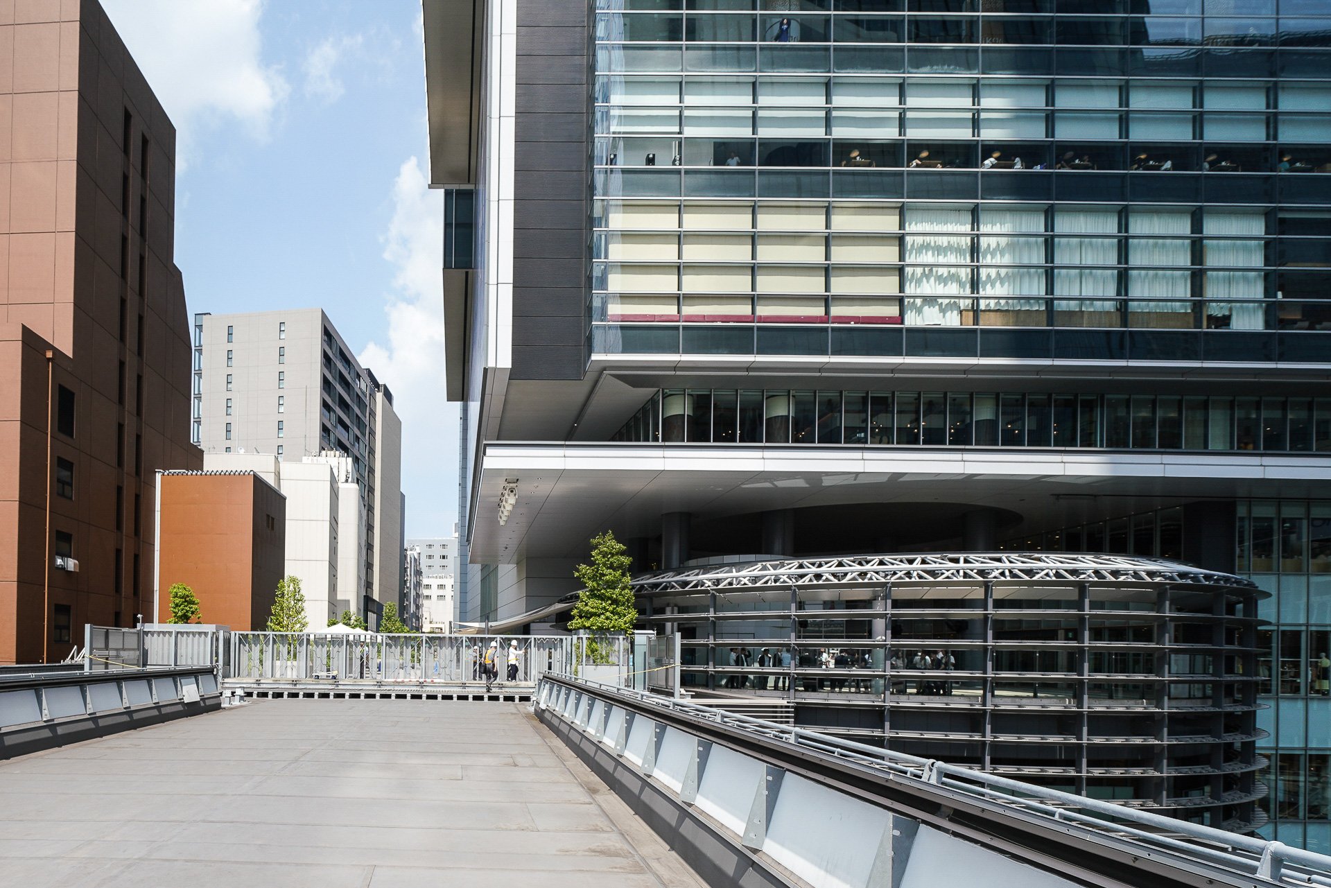 「渋谷ヒカリエ」との4階の接続部。工事中なので仕切りがあるが完成後は突き抜ける