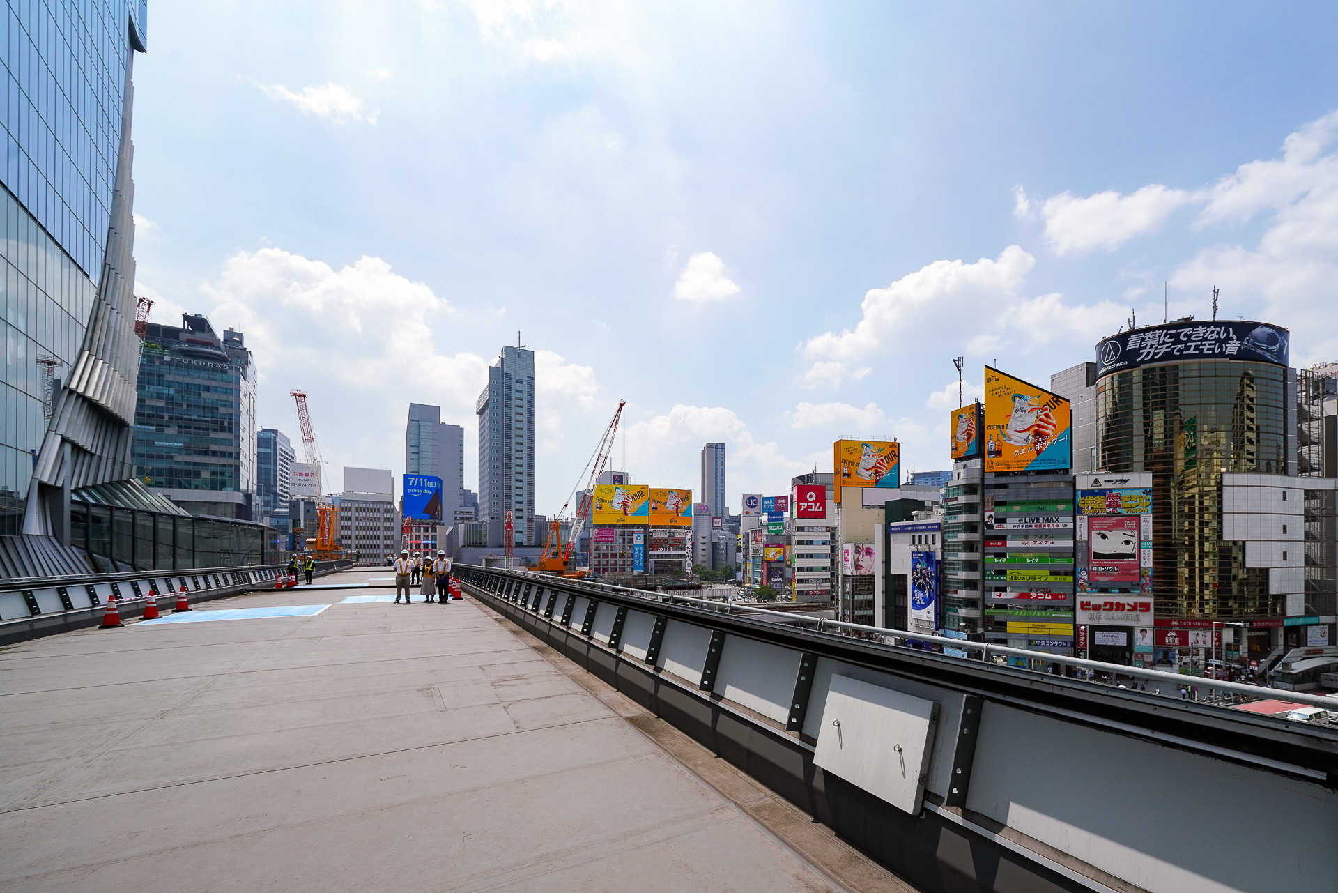 「東口4階スカイウェイ」上からの眺望。宮益坂口やスクランブル交差点方面を見ている