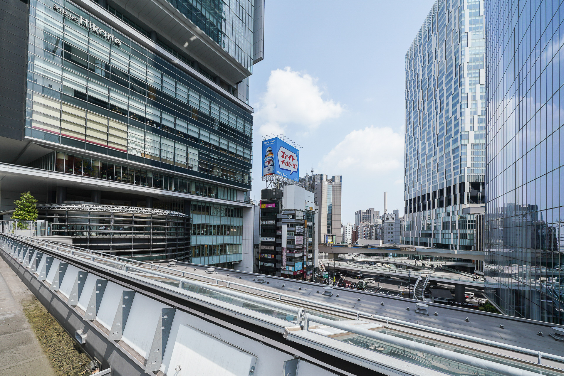渋谷ヒカリエ方向を見返したところ。渋谷ストリームが見える