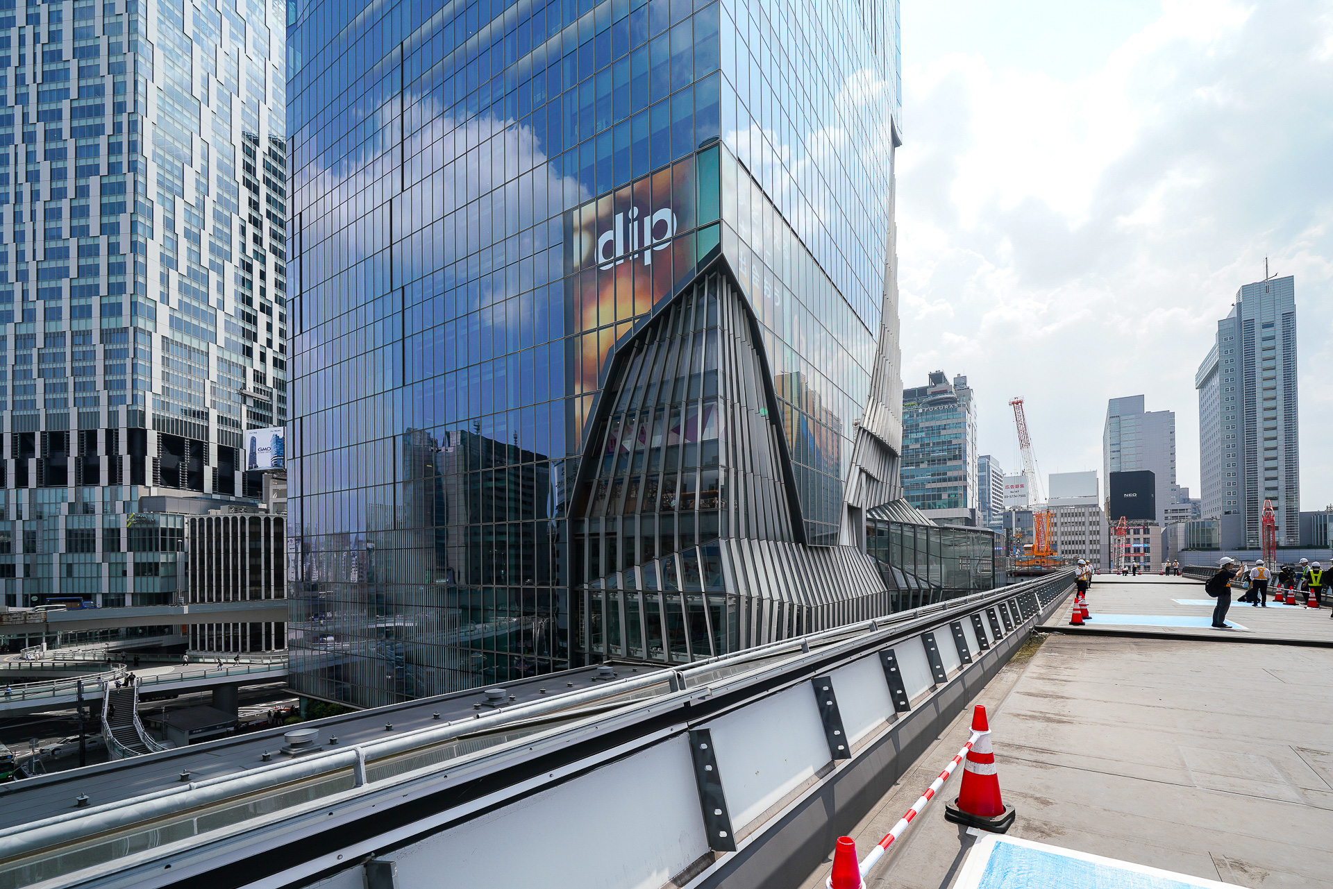 「渋谷スクランブルスクエア第I期（東棟）」の2面にわたる迫力の巨大ビジョンが目立つ