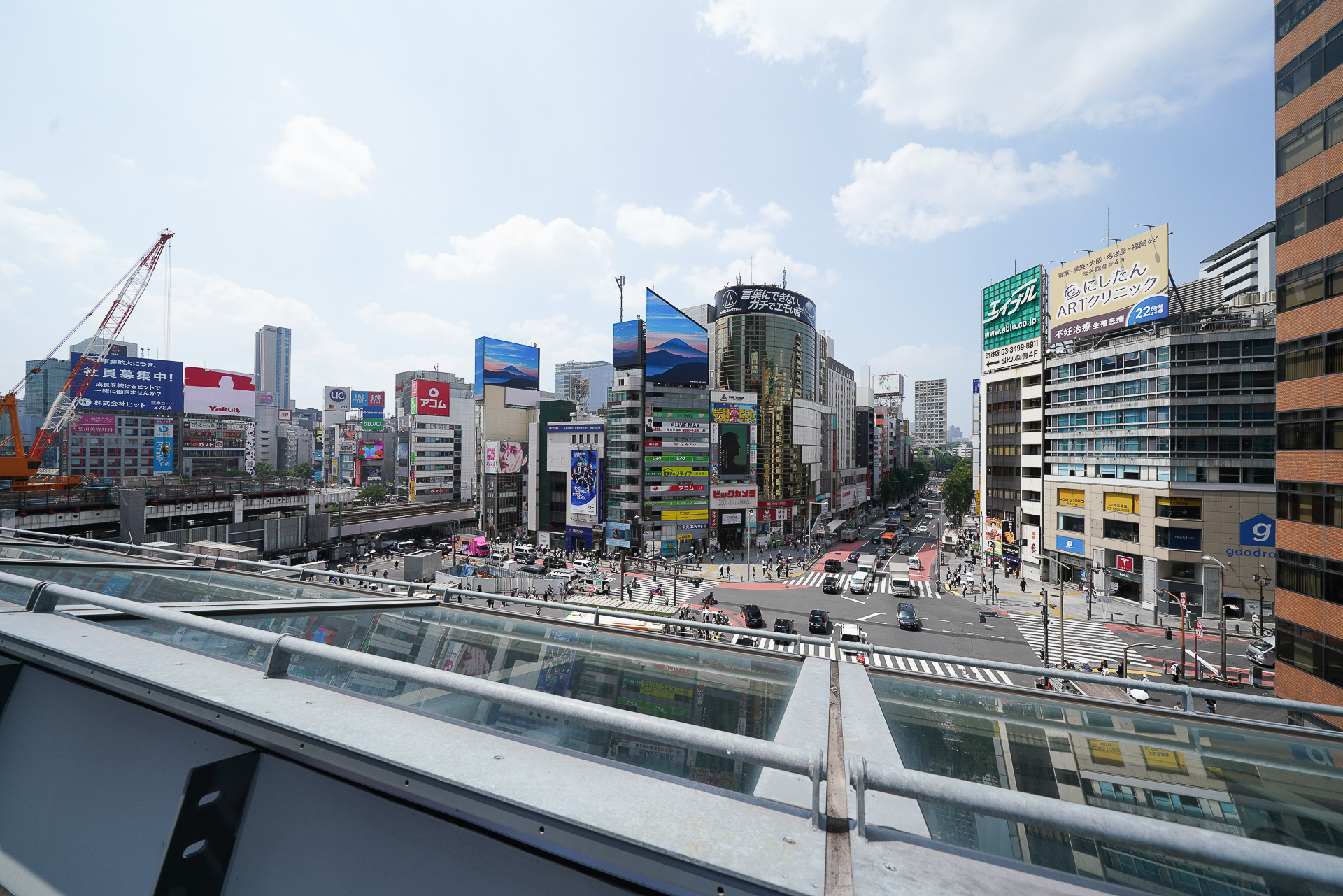 渋谷駅東口広場方面と宮益坂交差点