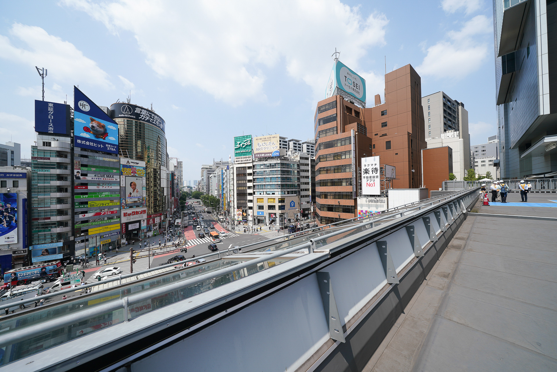 宮益坂交差点の一角は「宮益坂地区第一種市街地再開発事業」となっている