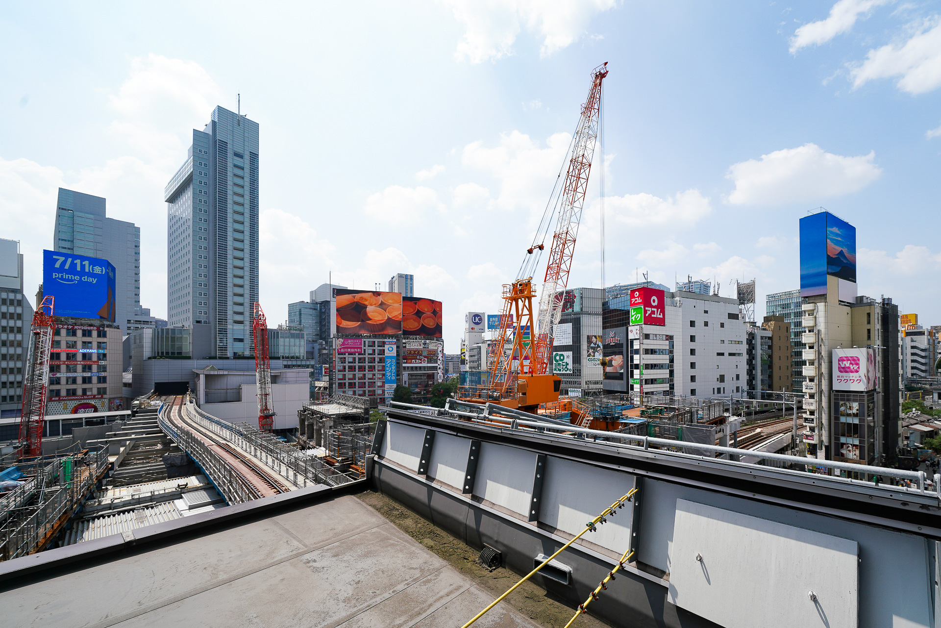 最西端まで来た。スクランブル交差点方面を見ている。左側のビルは「渋谷マークシティ」