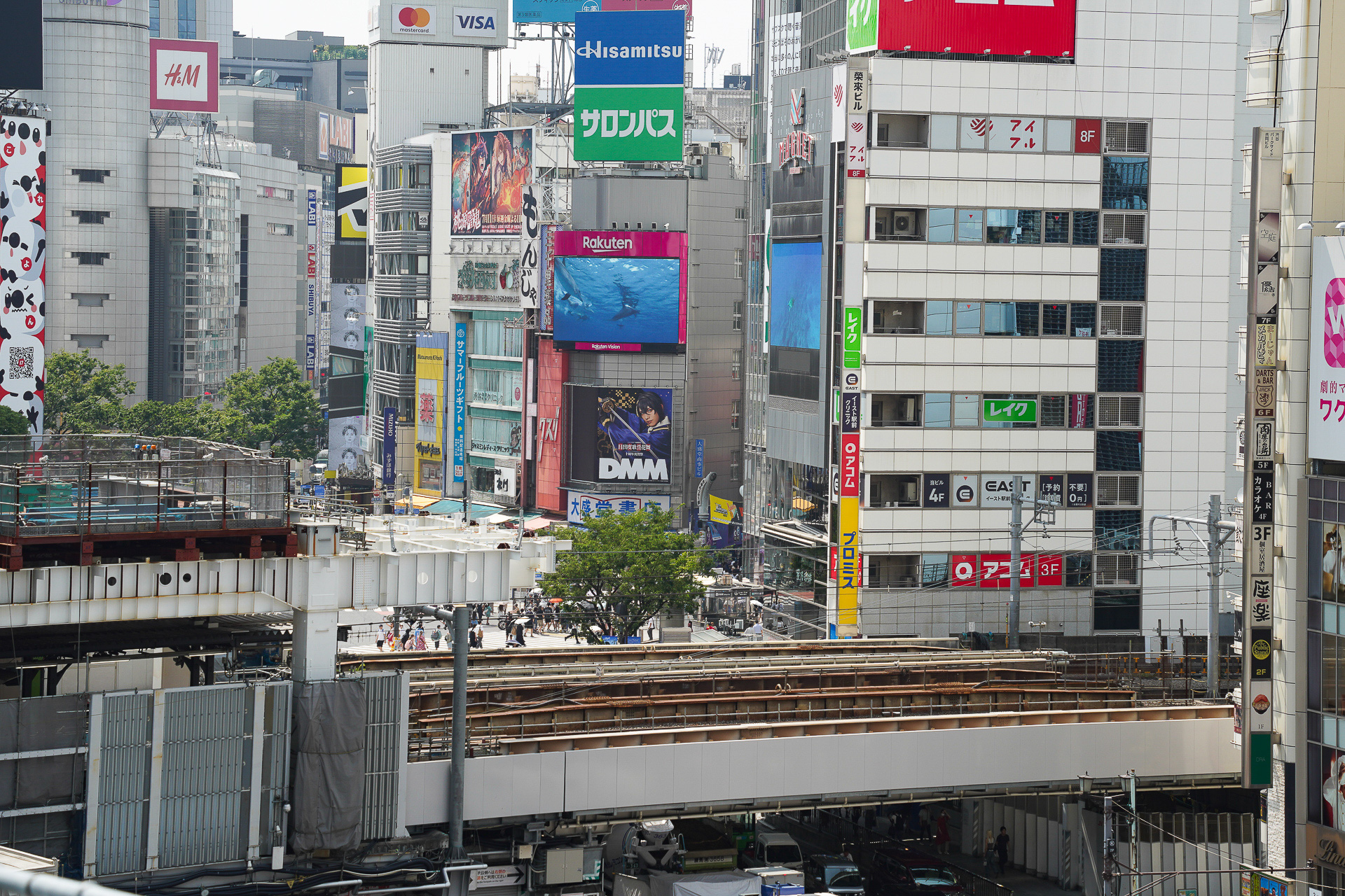 スクランブル交差点が見える。このあたりはJR渋谷駅改良工事が行なわれている