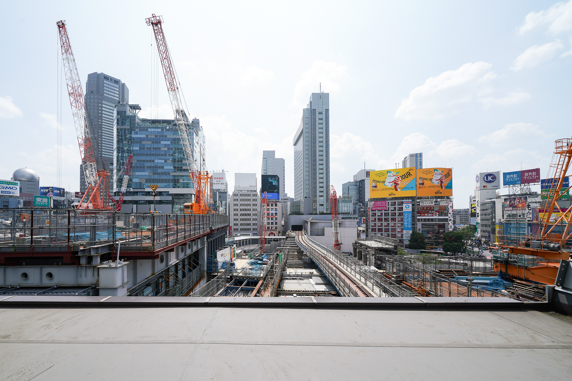 現在「東口4階スカイウェイ」はここで途切れているが、今後「西口アーバン・コア」などとつながる