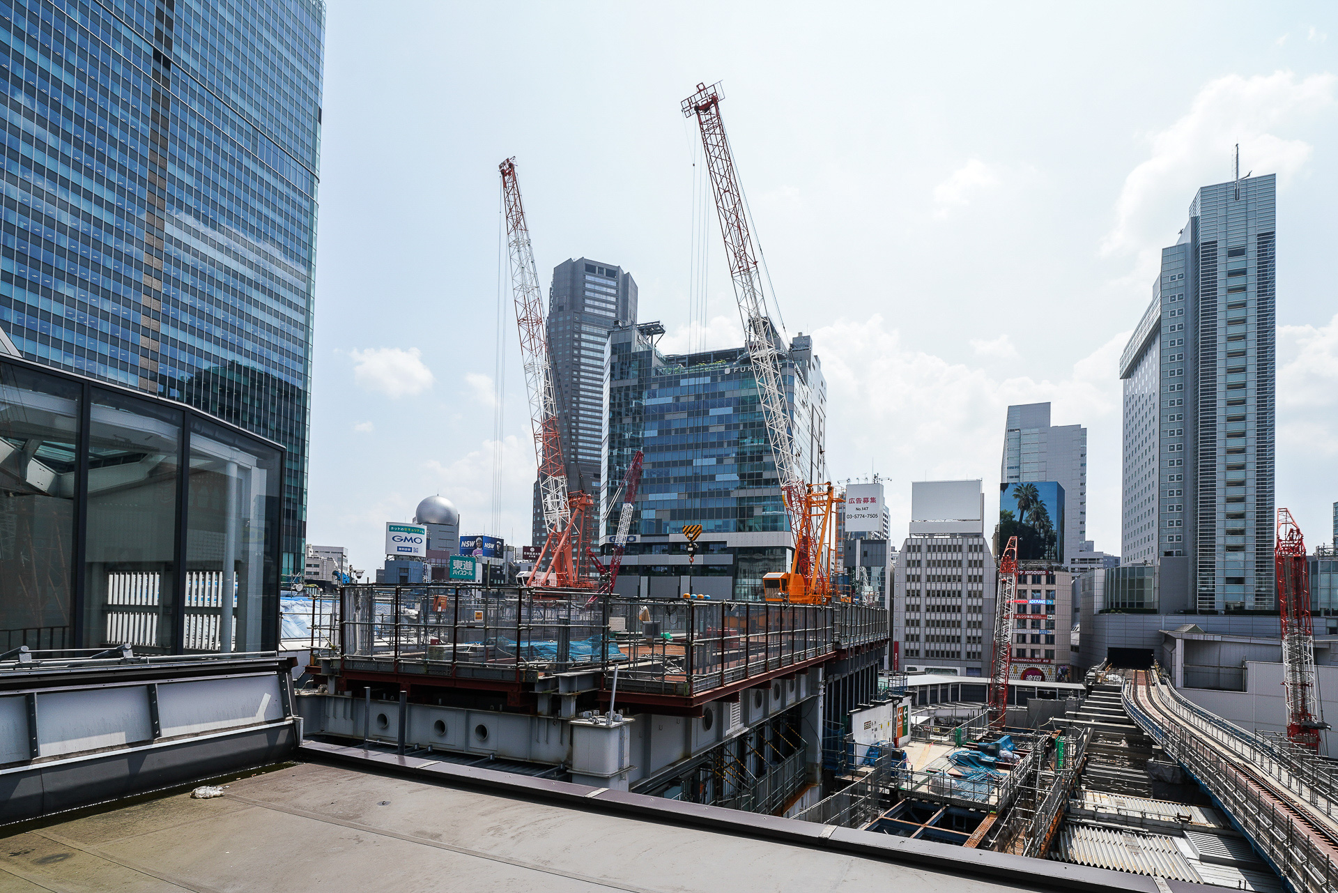 JR渋谷駅改良工事が見える。「渋谷スクランブルスクエア第II期（中央棟）」になる土台がある