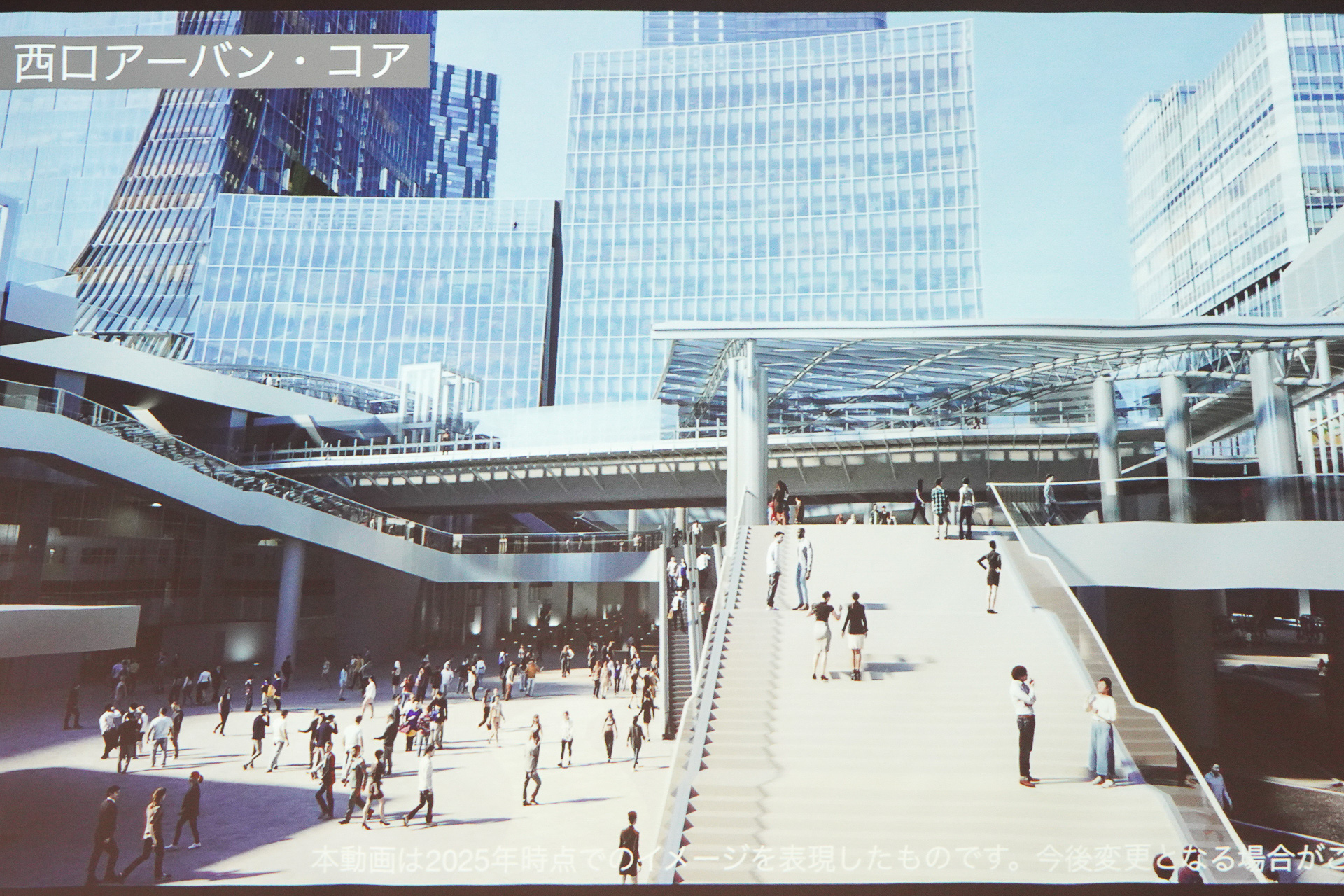 そのまま正面の階段「西口アーバン・コア」を登る。SANAAがデザイン