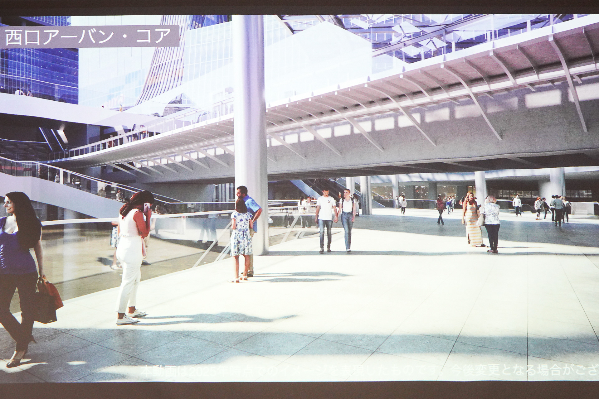 登ると銀座線と「東口4階スカイウェイ」が見えてくる