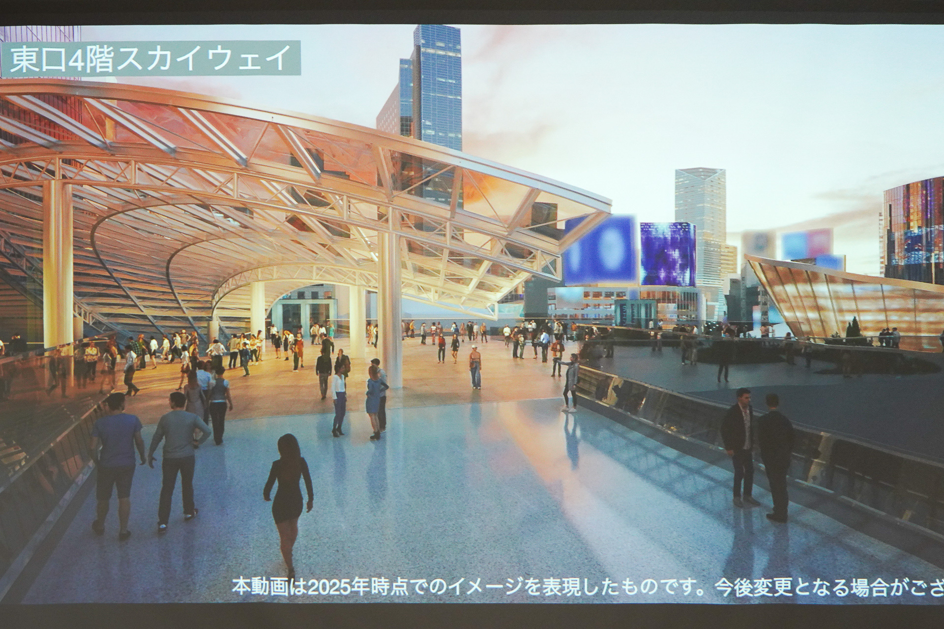 「西口アーバン・コア」が見えてくる。SANAAのデザイン