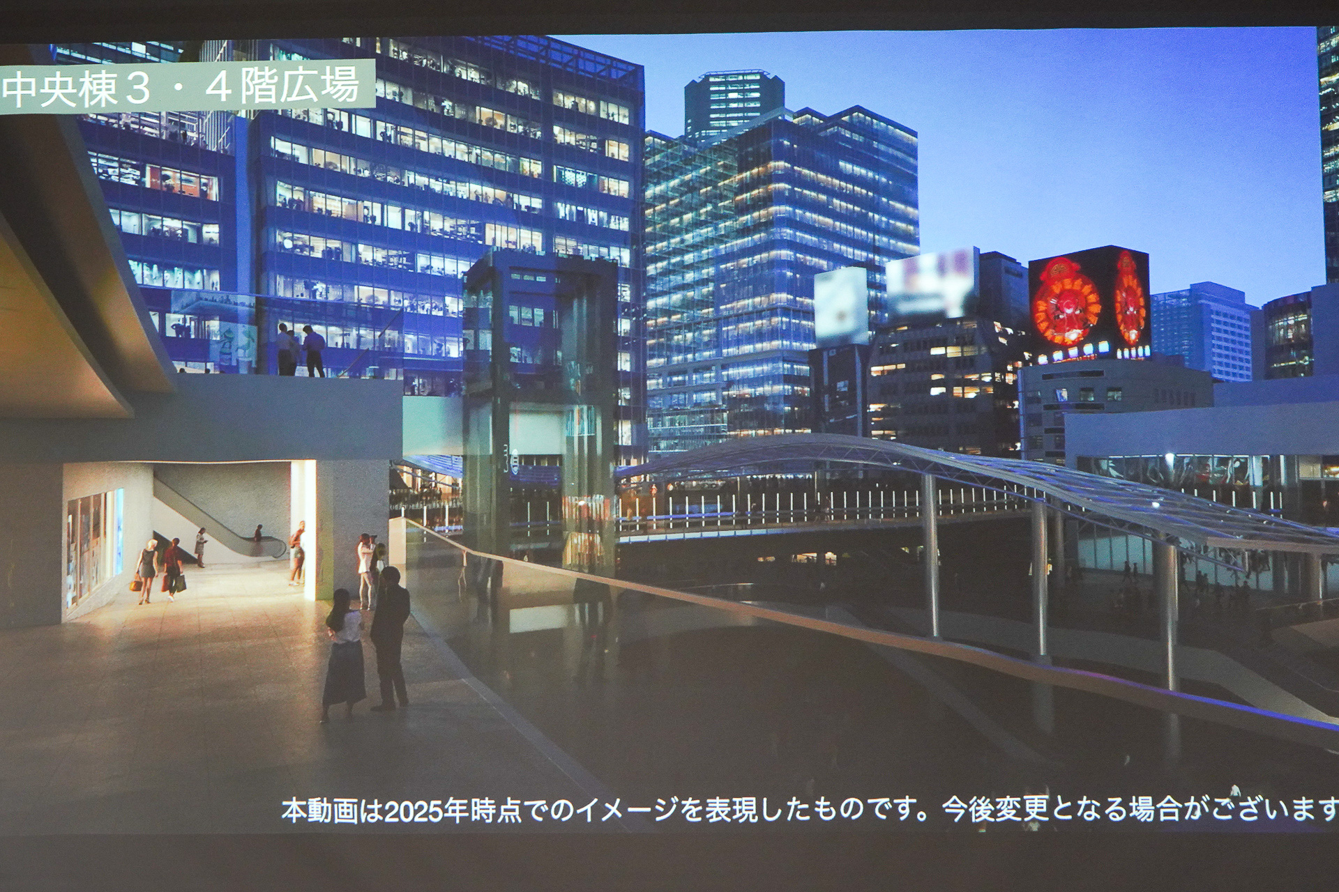 左方向に進むと「西口スカイウェイ」が見えてくる