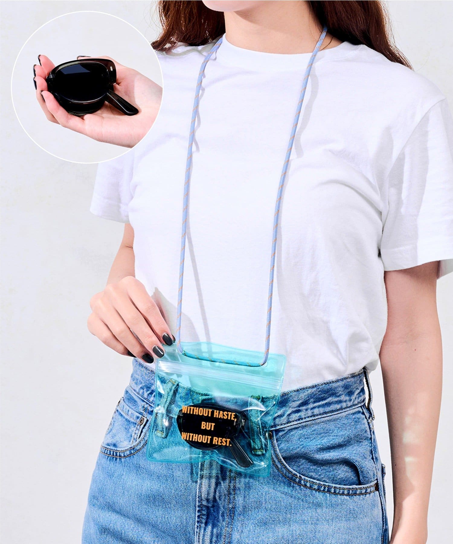 「PVCポーチ付折りたたみサングラス」（1100円）