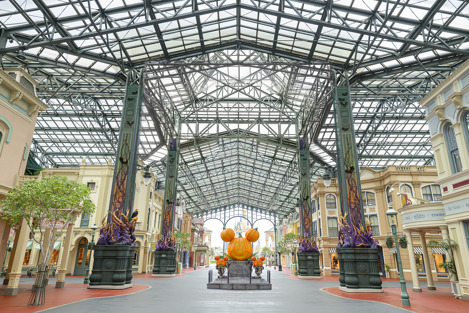 茨が絡みつくワールドバザールのデコレーション