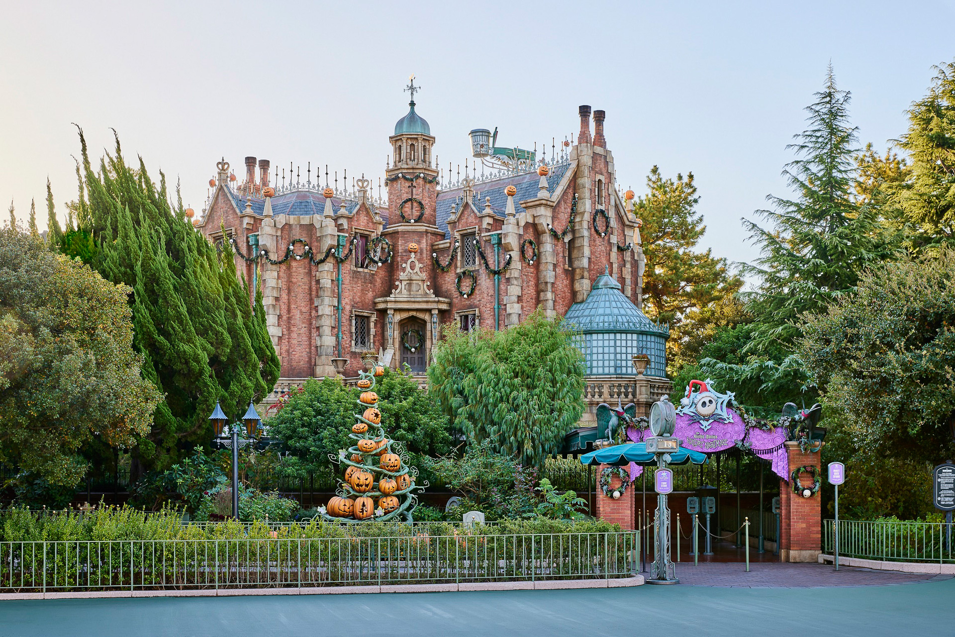 2026年1月12日まで「ホーンテッドマンション“ホリデーナイトメアー”」として運営