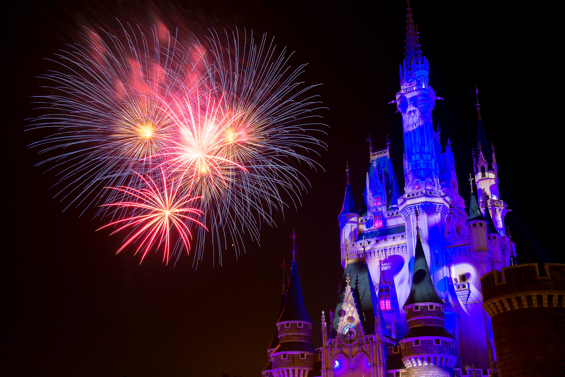 ハロウィーン限定の花火「ナイトハイ・ハロウィーン」も